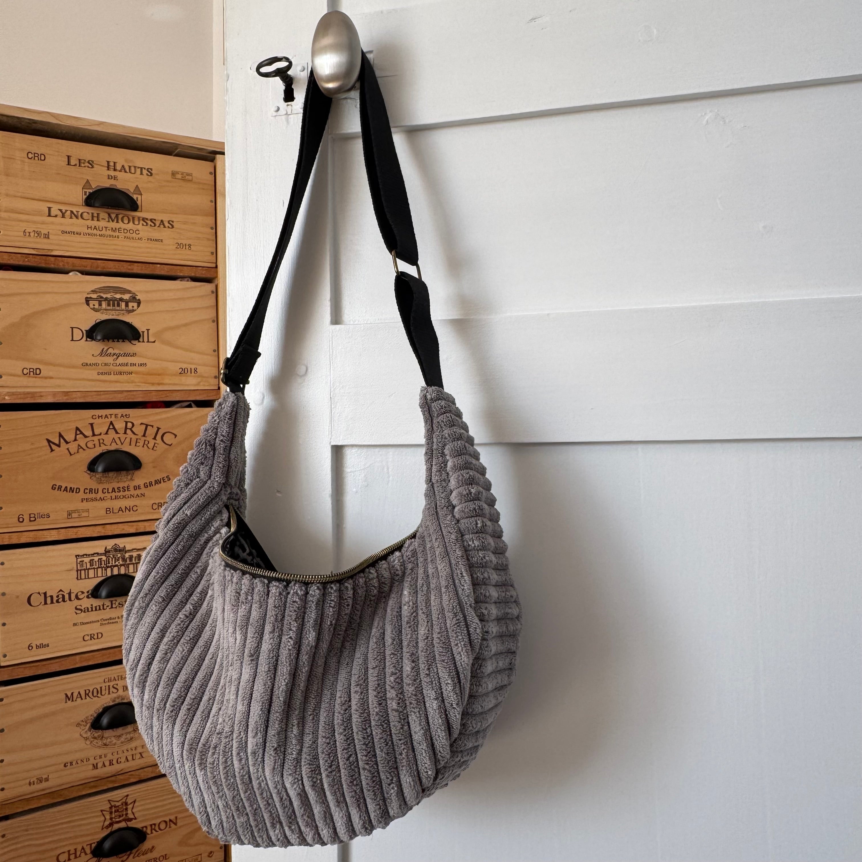 Sac demi-lune gris velours / léopard
