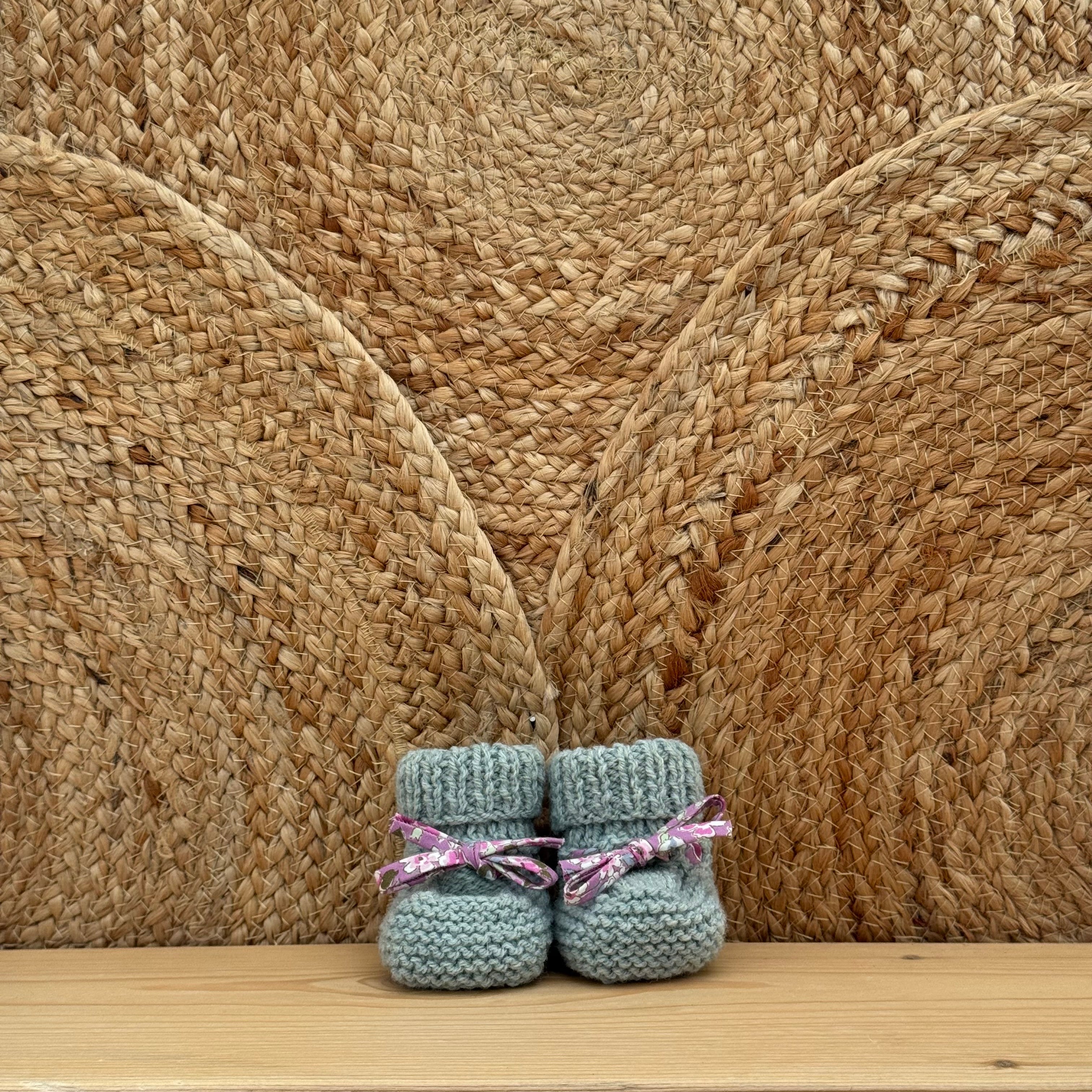 Chaussons céladon à lacets fleuris