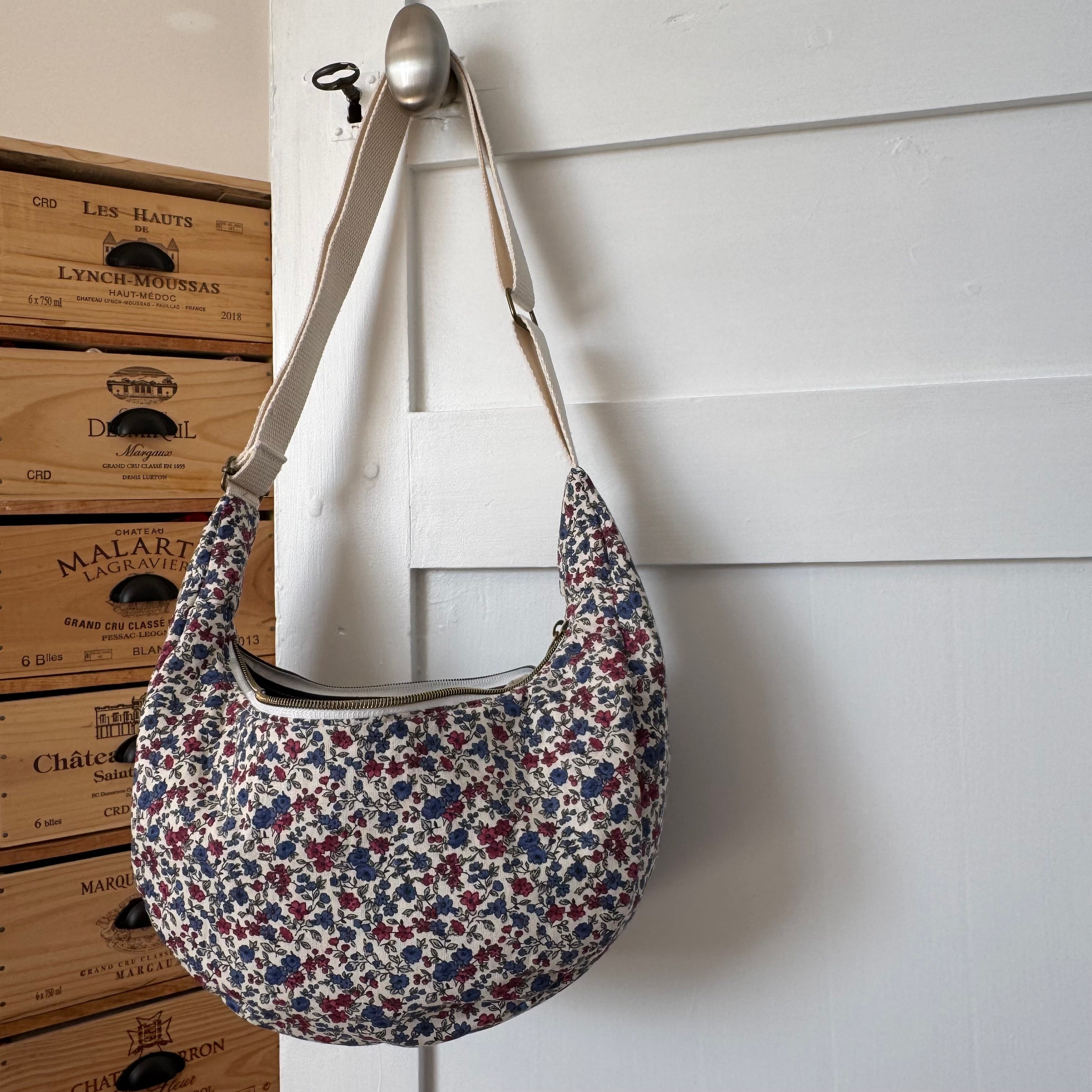 Sac demi-lune fleuri / bleu