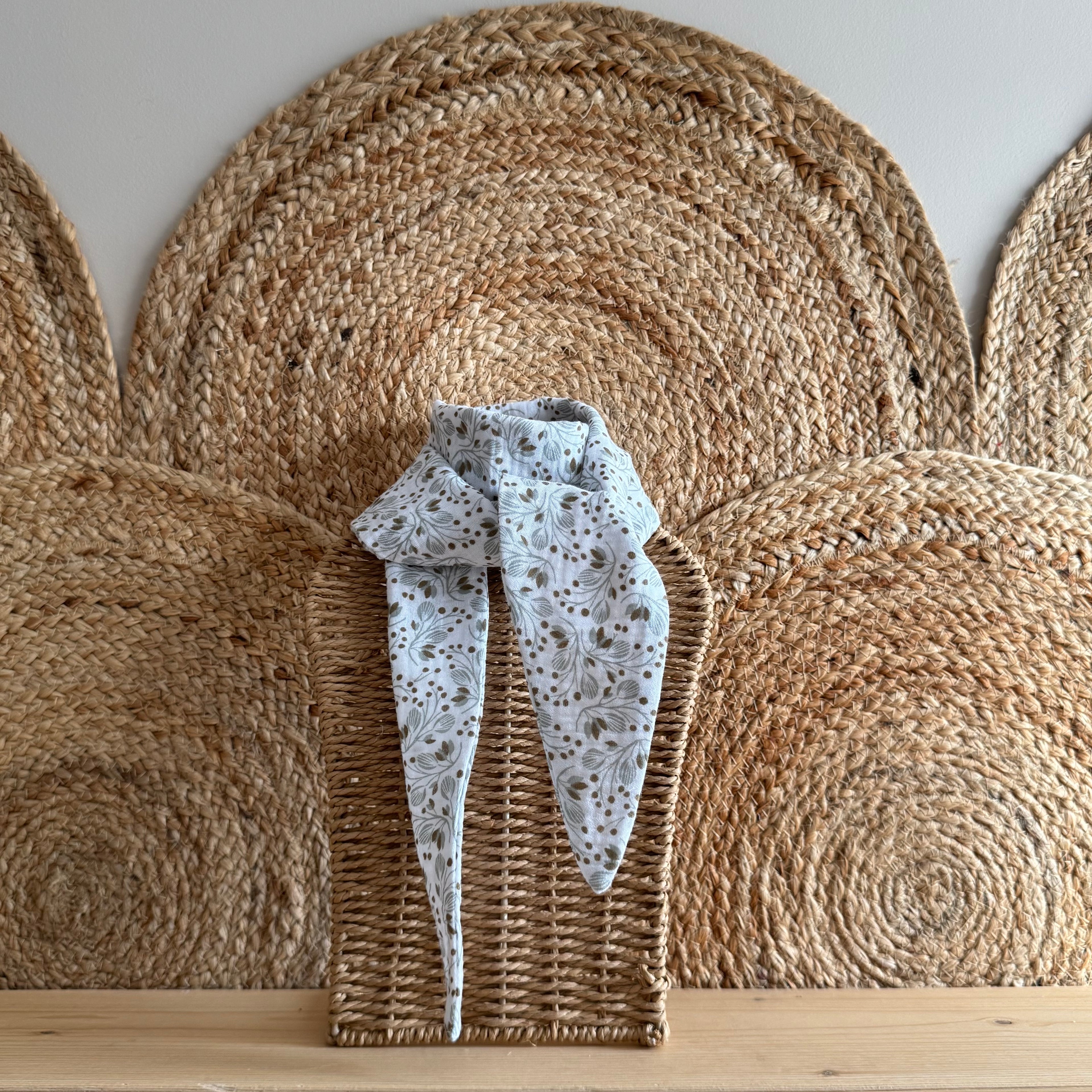 Écharpe blanche feuillage