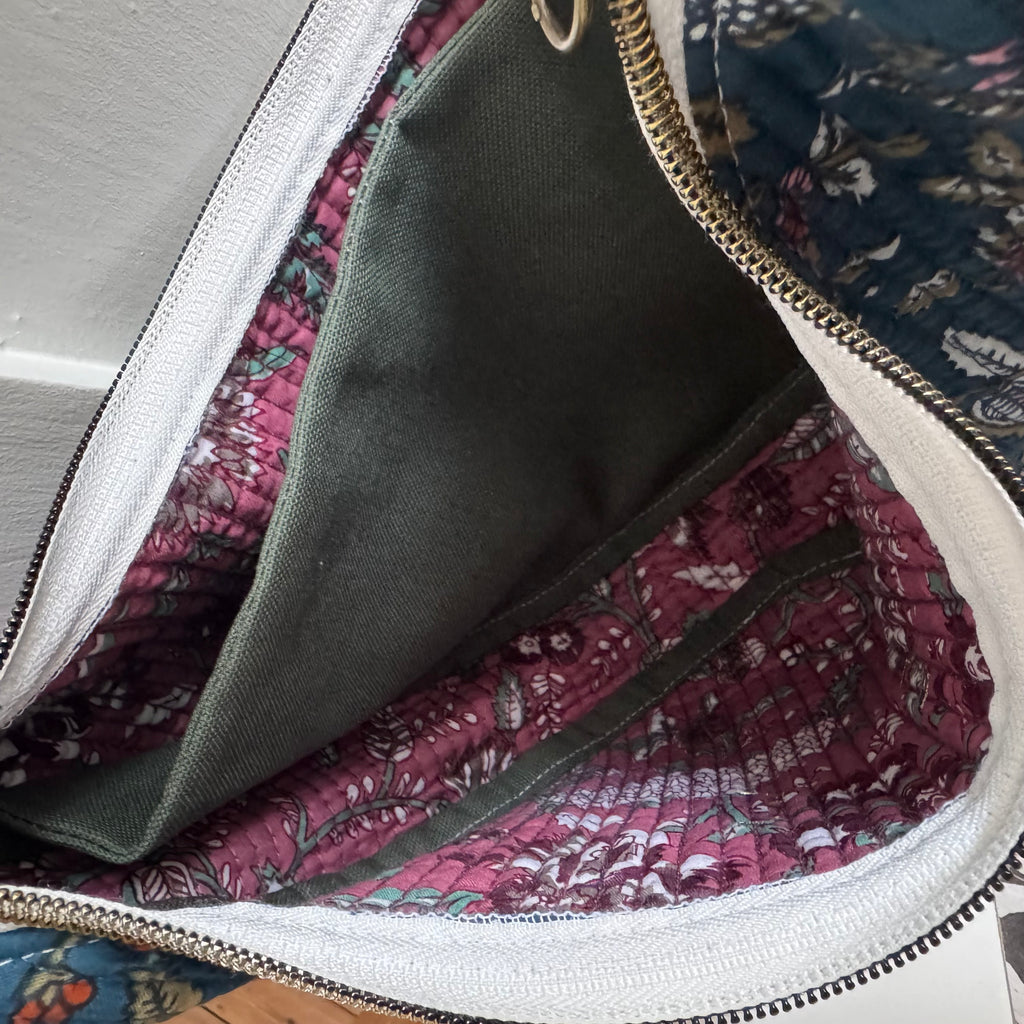 Sac demi-lune matelassé bleu canard petites fleurs