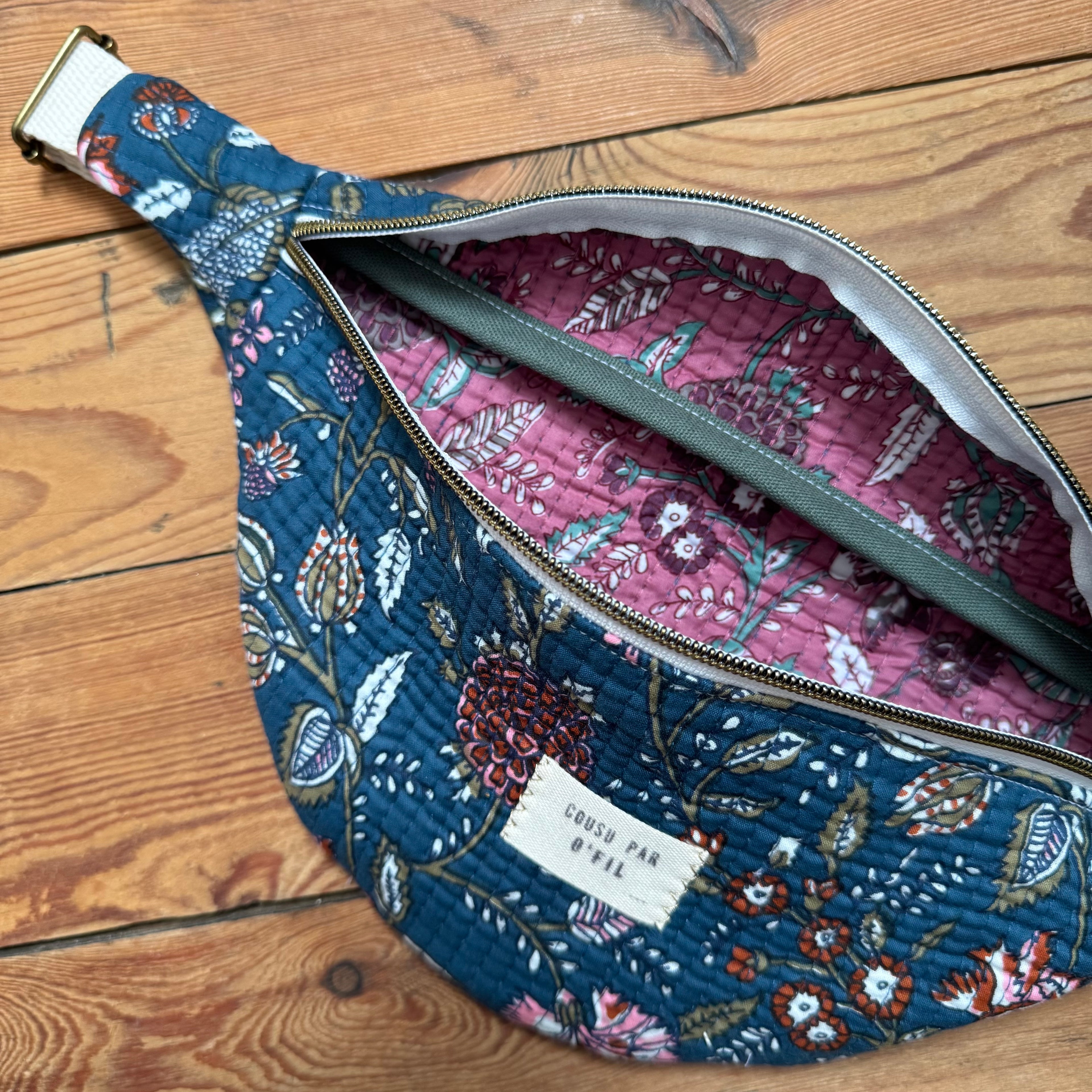 Sac banane matelassé bleu canard petites fleurs