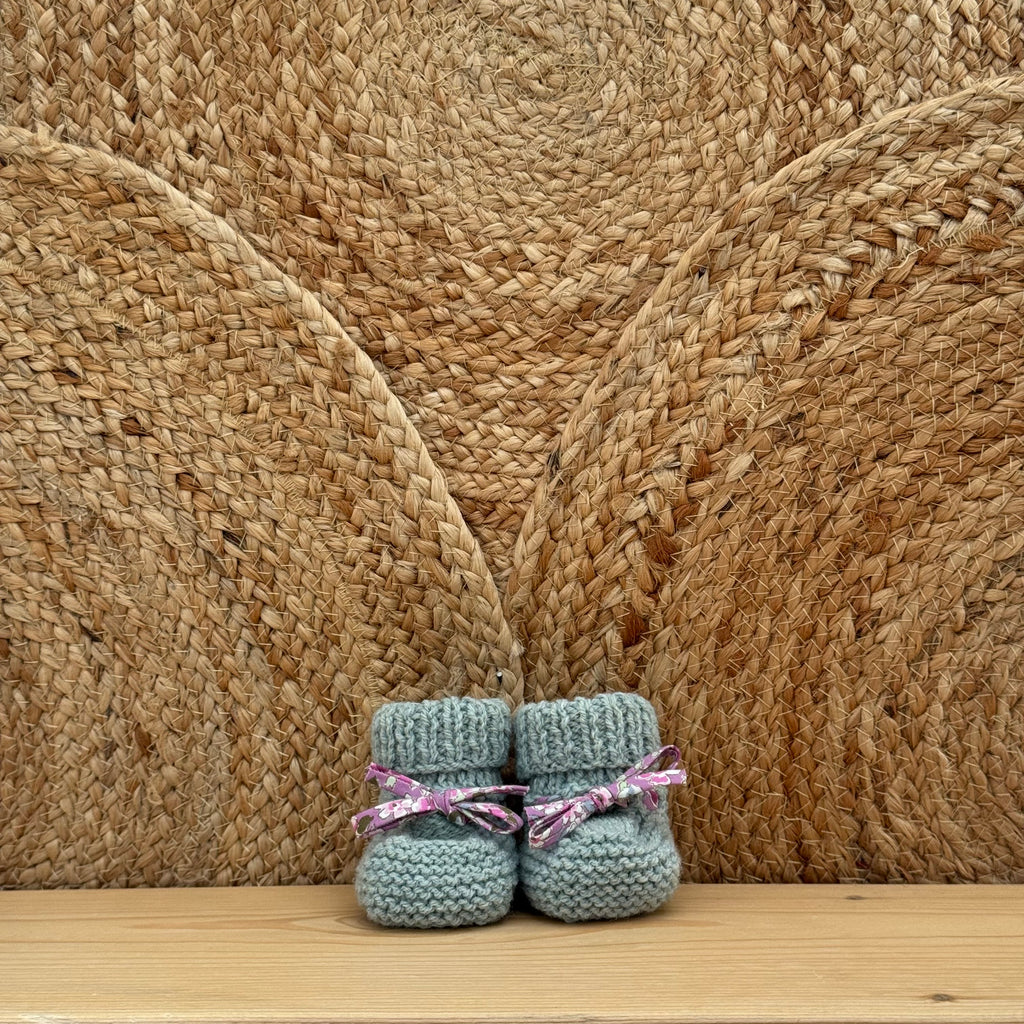 Chaussons céladon à lacets fleuris