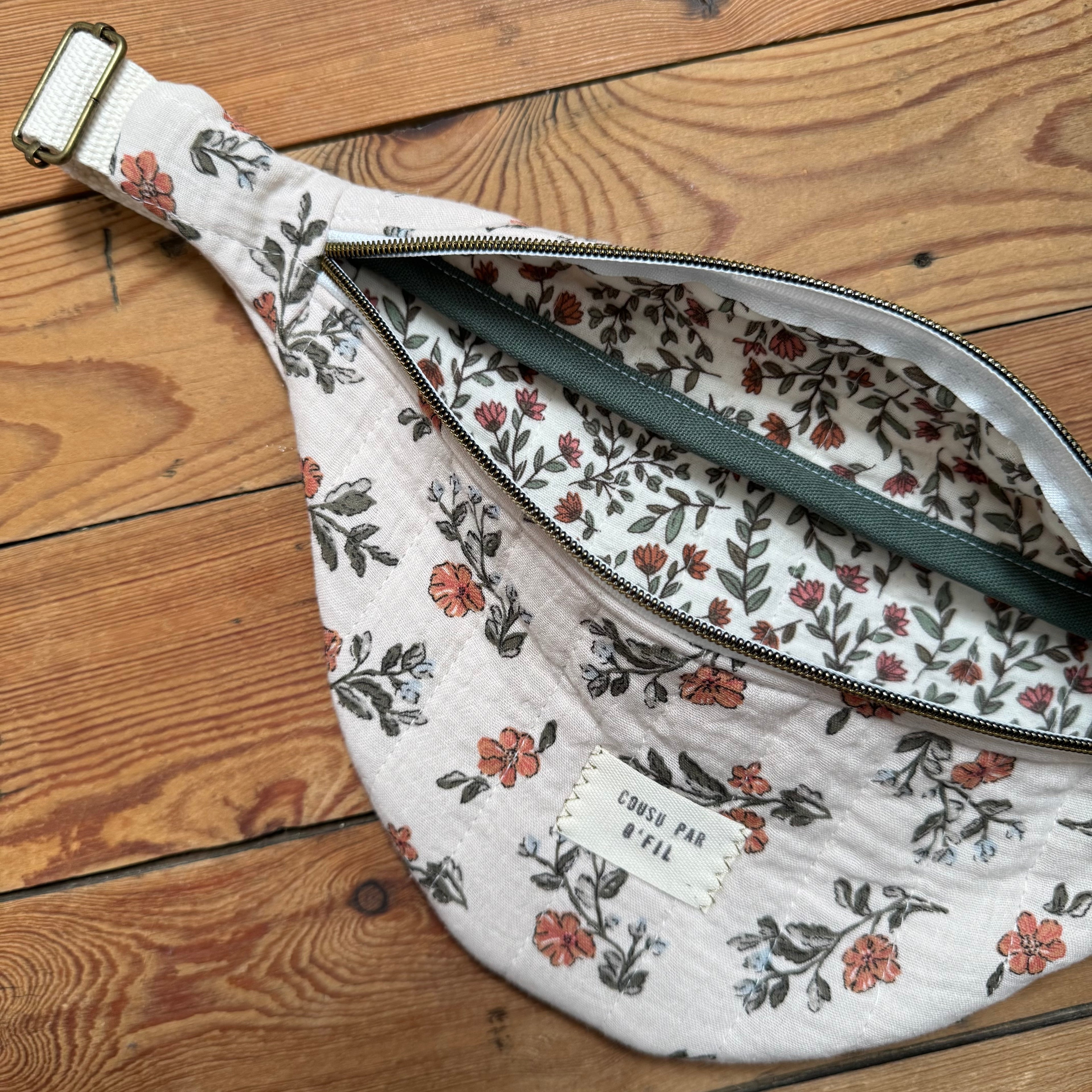 Sac banane gaze de coton matelassé grosses fleurs