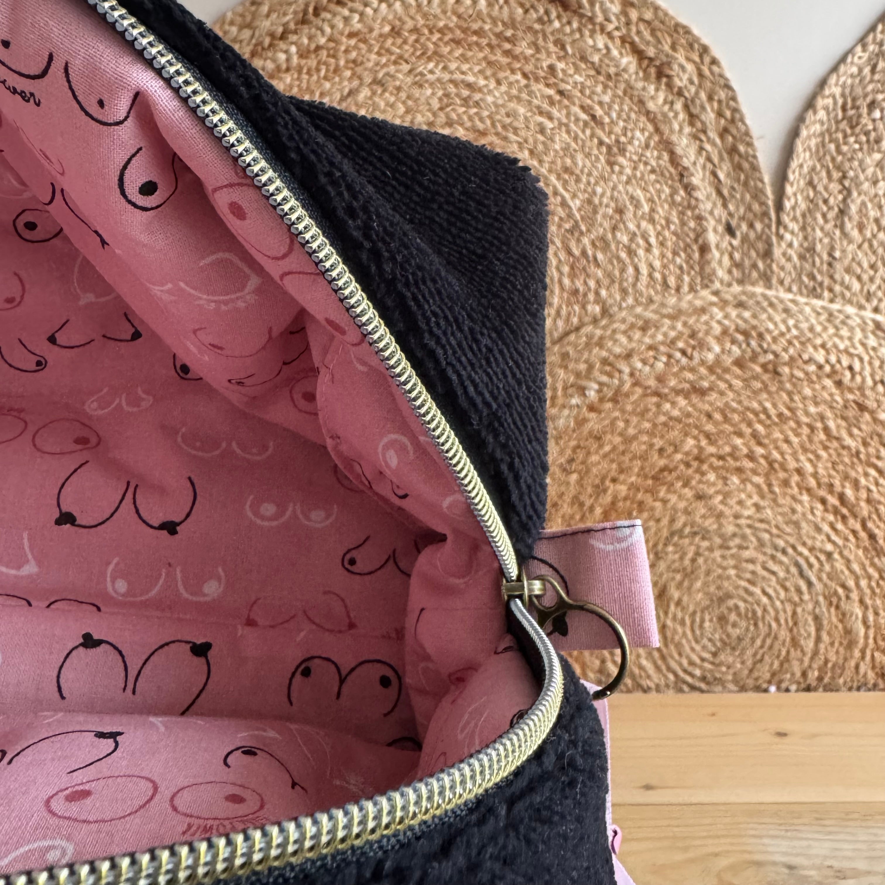 Trousse de toilette noir octobre rose