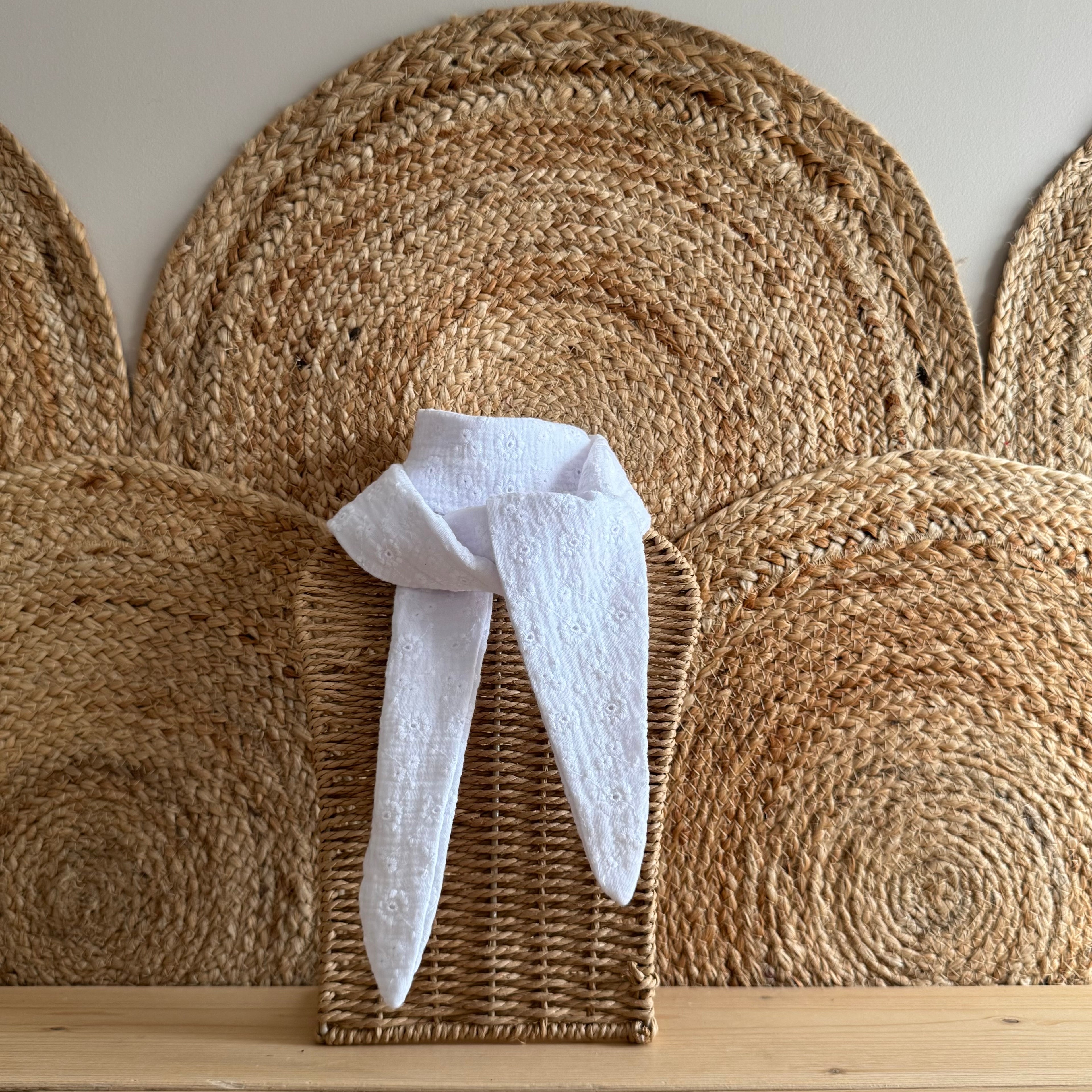 Écharpe blanche broderie anglaise fleurie