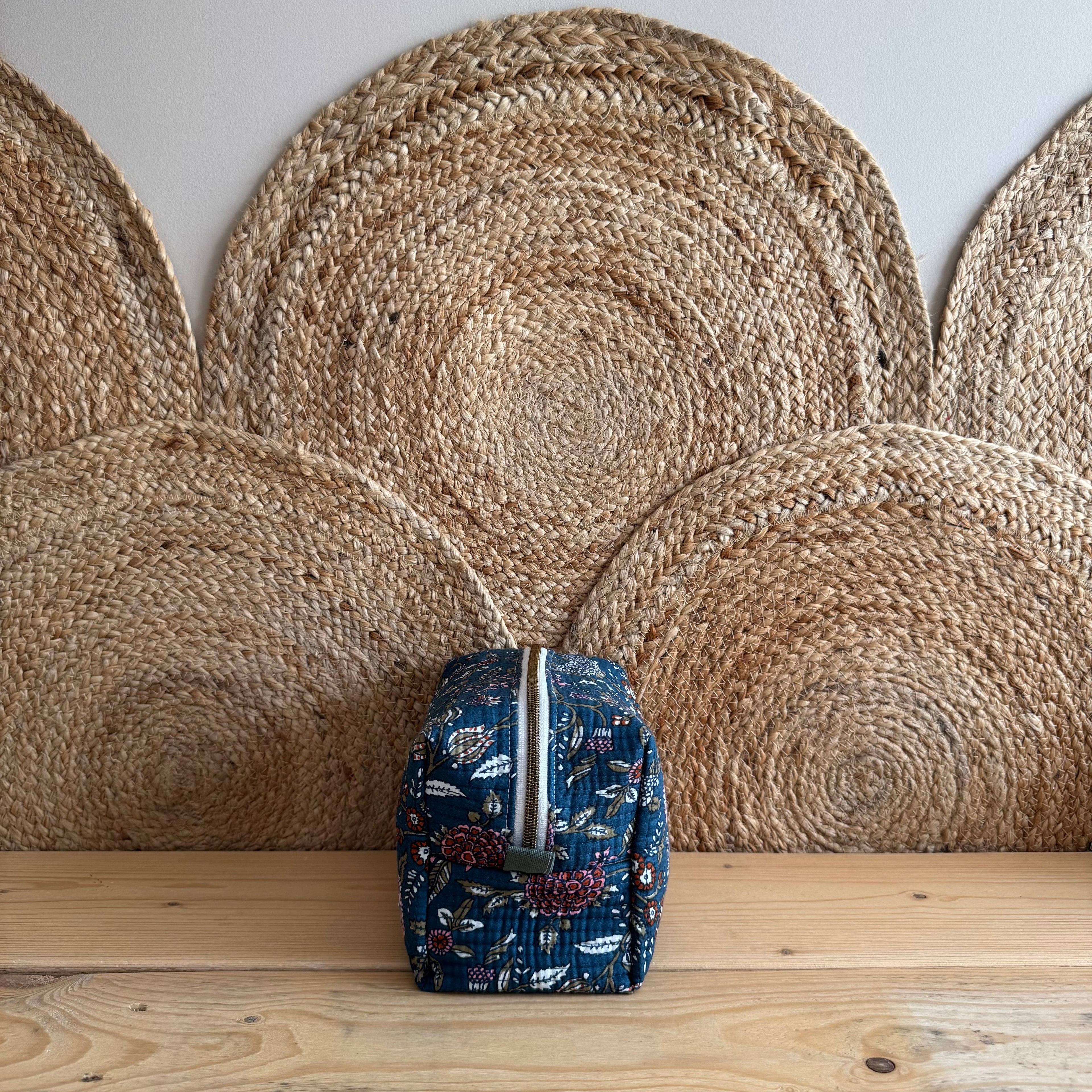 Trousse de toilette matelassé bleu canard petites fleurs