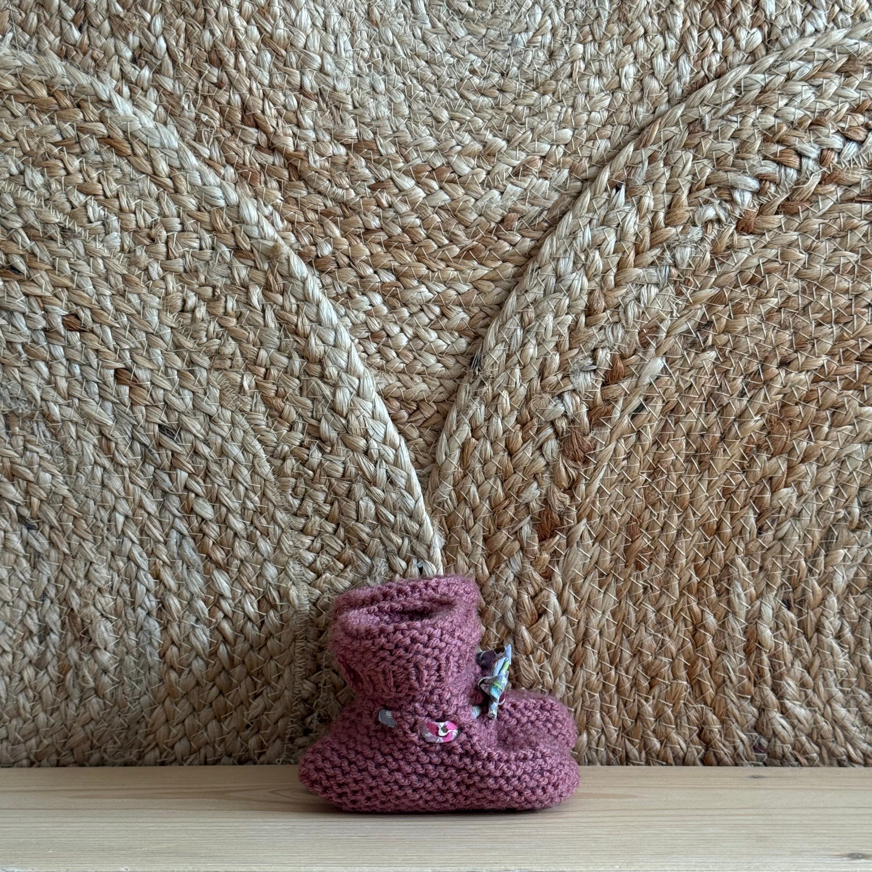 Chaussons bois de rose à lacets fleuris