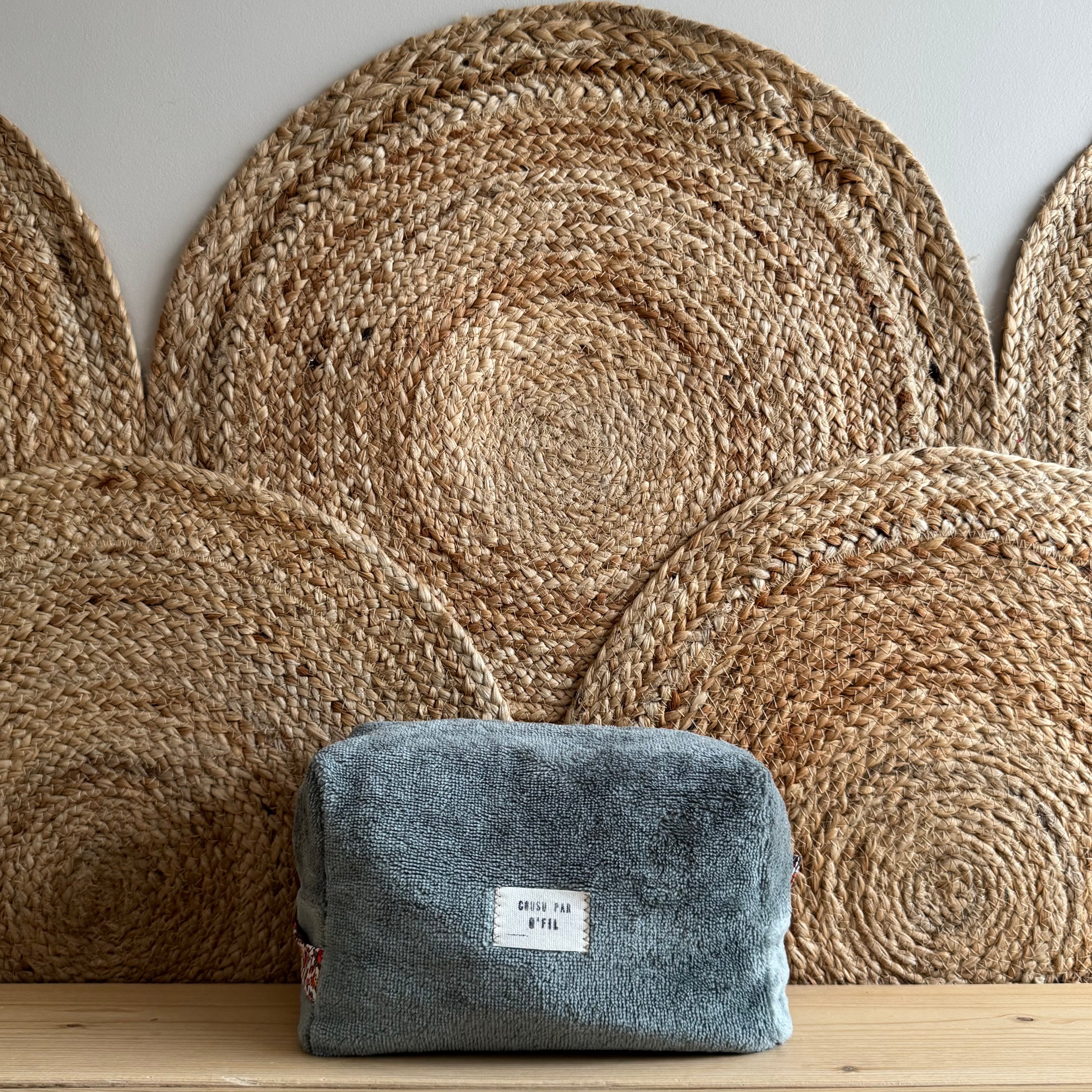 Trousse de toilette grise / fleurie