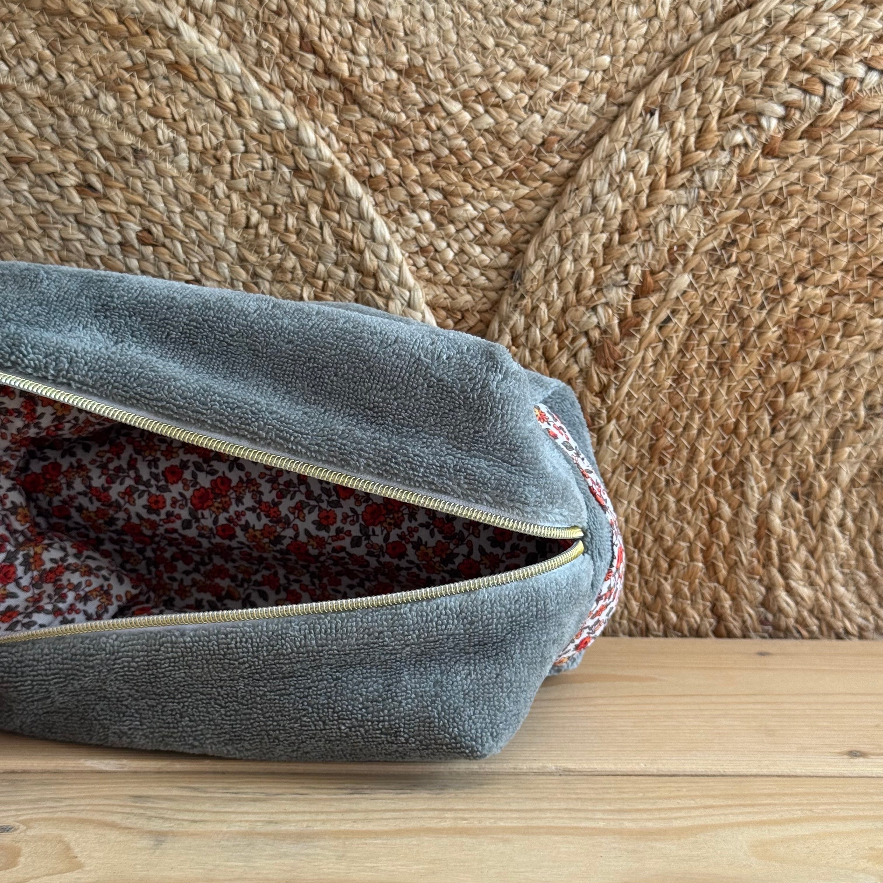 Trousse de toilette grise / fleurie