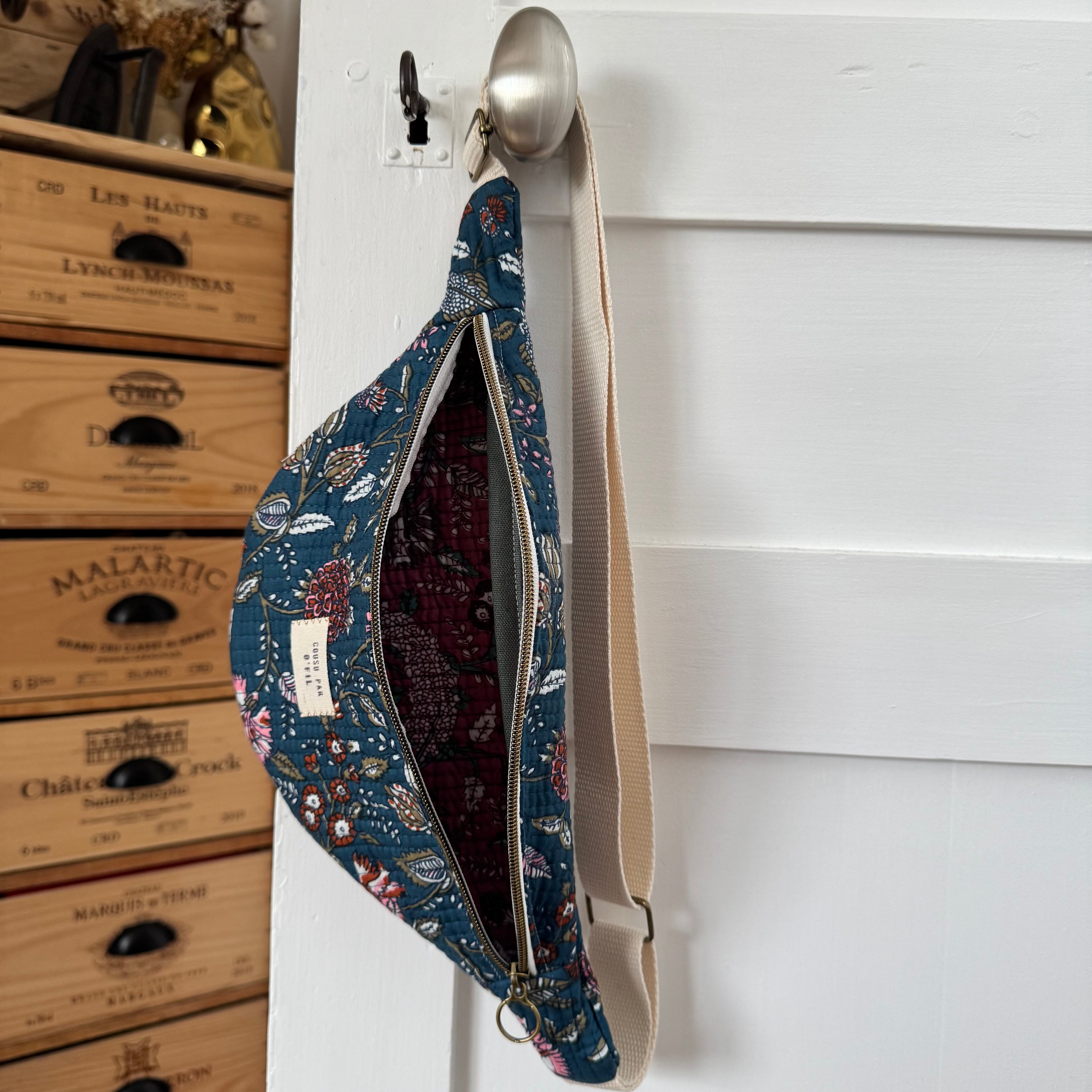 Sac banane matelassé bleu canard petites fleurs