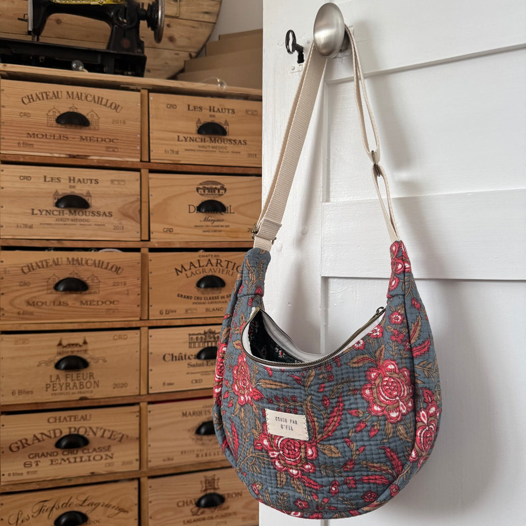 Sac demi-lune matelassé bleu/gris