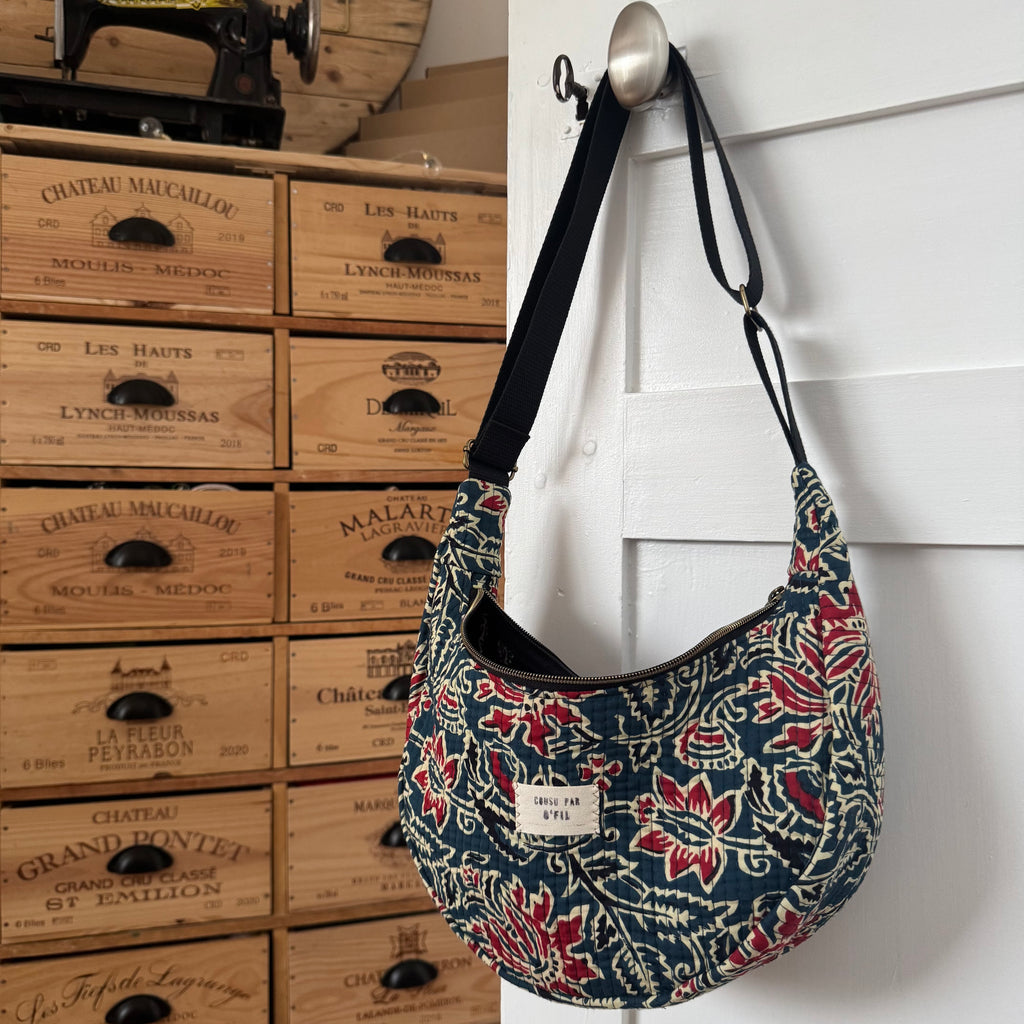 Sac demi-lune matelassé bleu canard grosses fleurs