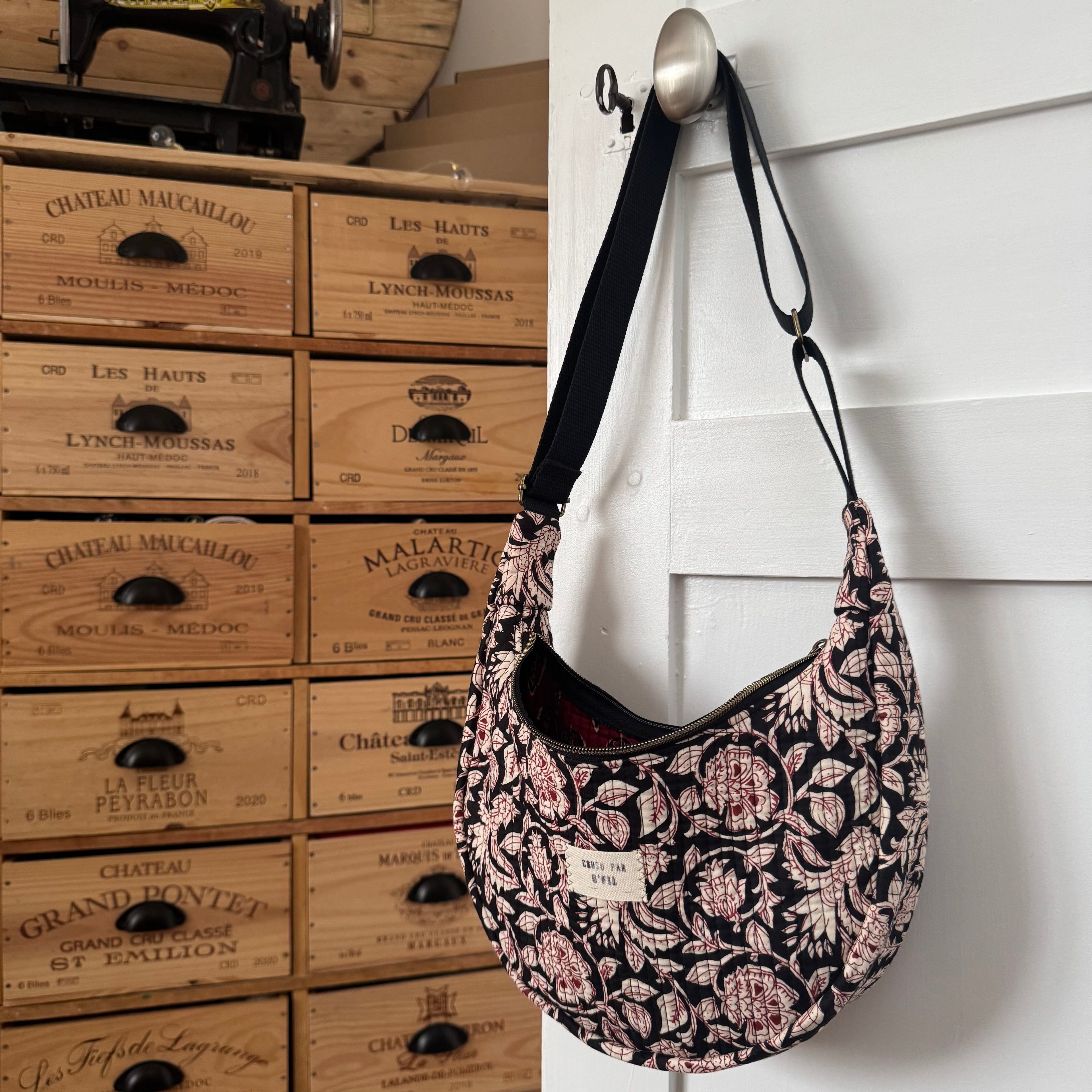 Sac demi-lune matelassé noir/bordeaux