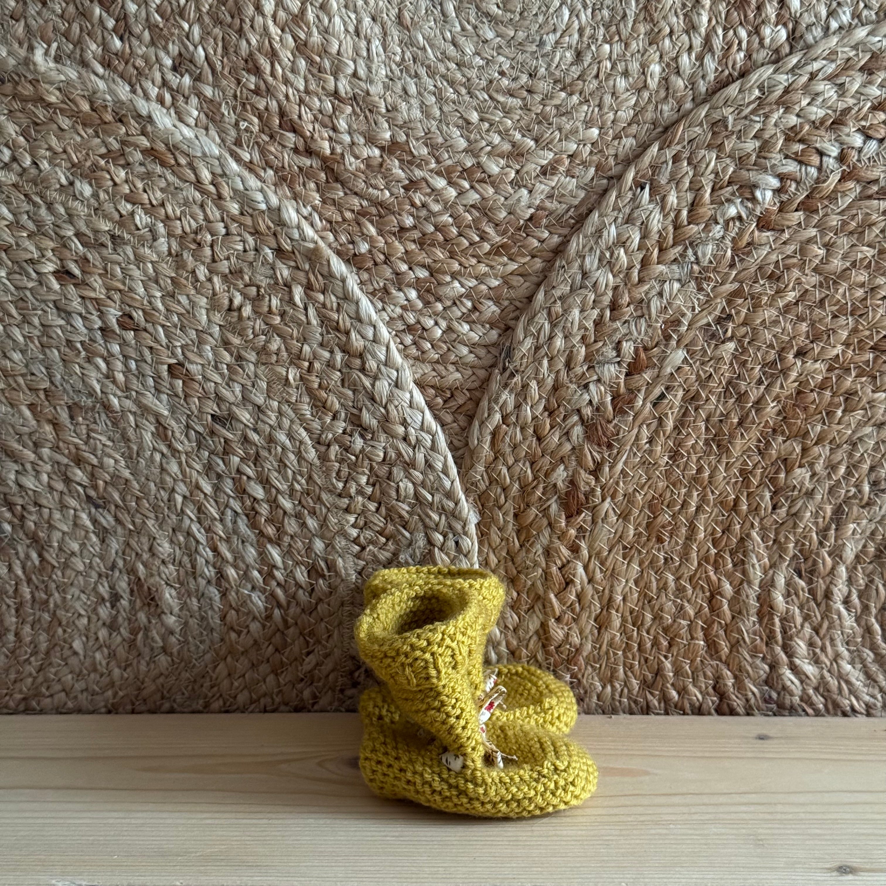 Chaussons moutarde à lacets fleuris