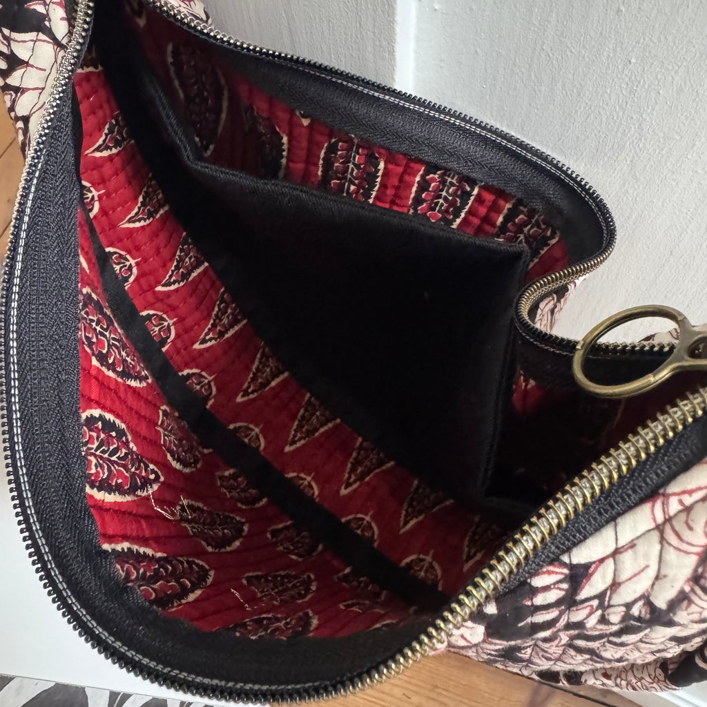 Sac demi-lune matelassé noir/bordeaux