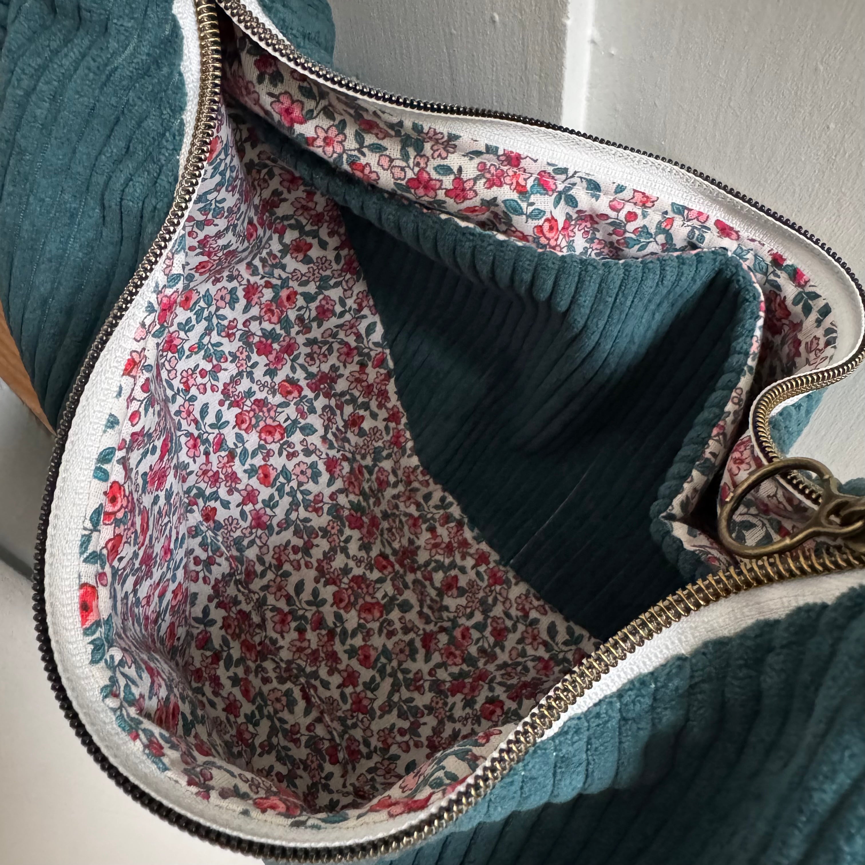 Sac demi-lune velours bleu canard / fleuri