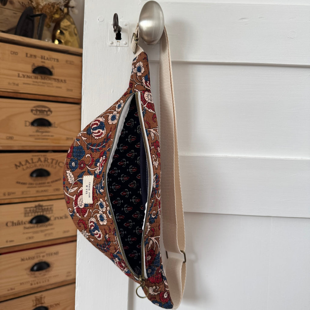 Sac banane matelassé marron fleuri