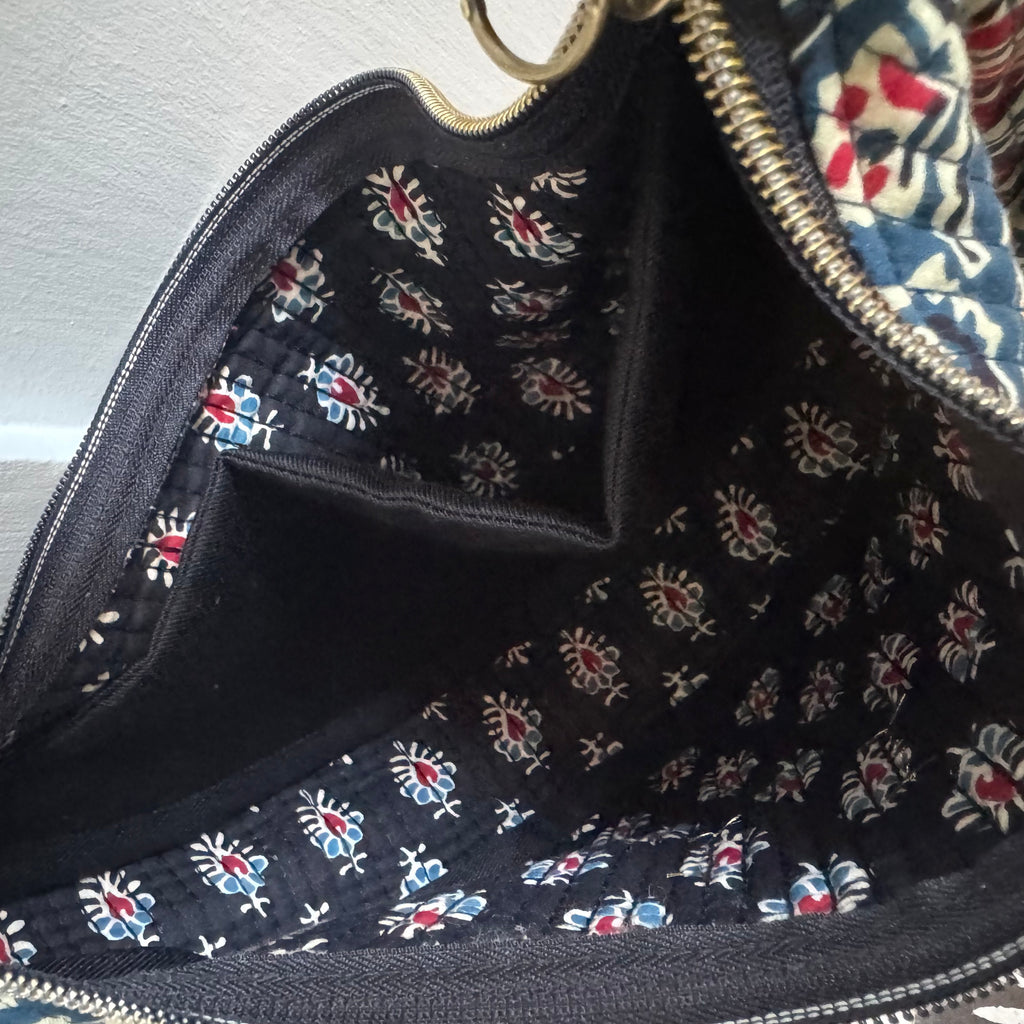 Sac demi-lune matelassé bleu canard grosses fleurs