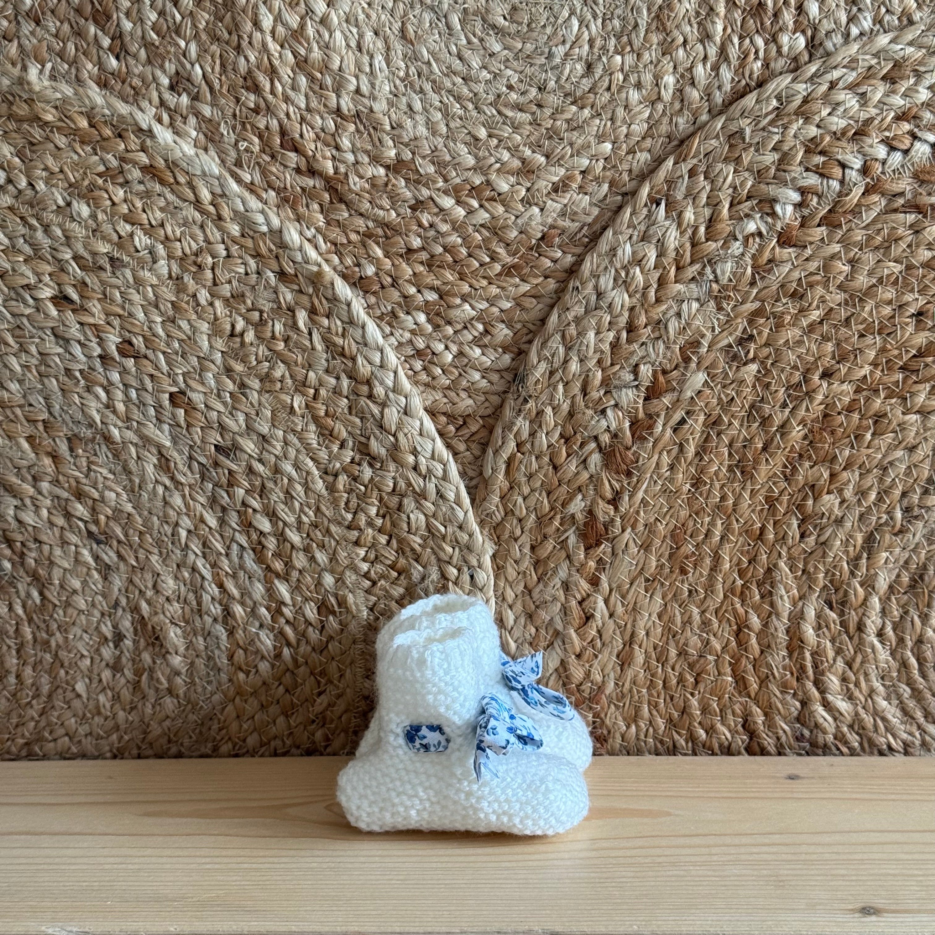 Chaussons blanc à lacets fleuris bleu