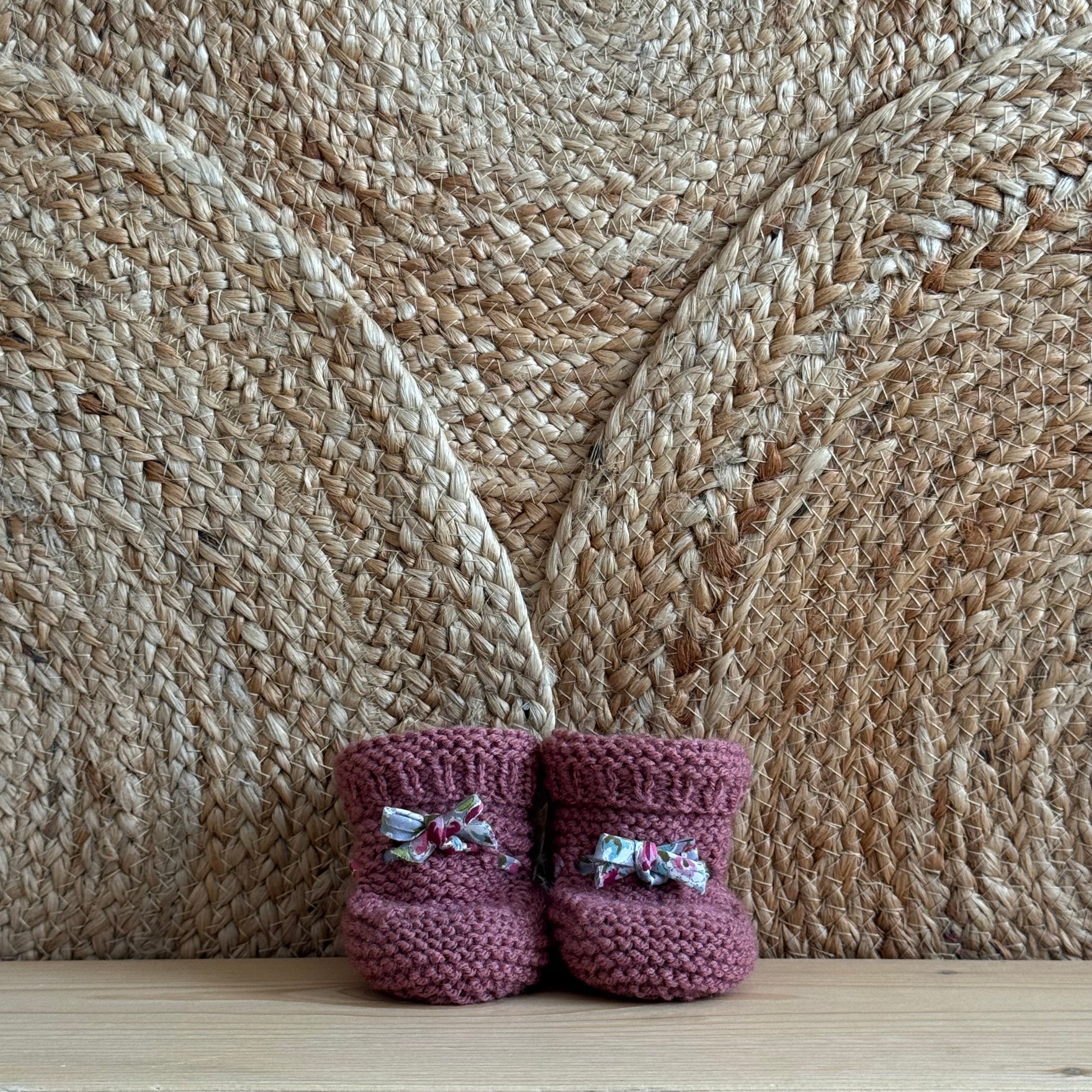 Chaussons bois de rose à lacets fleuris