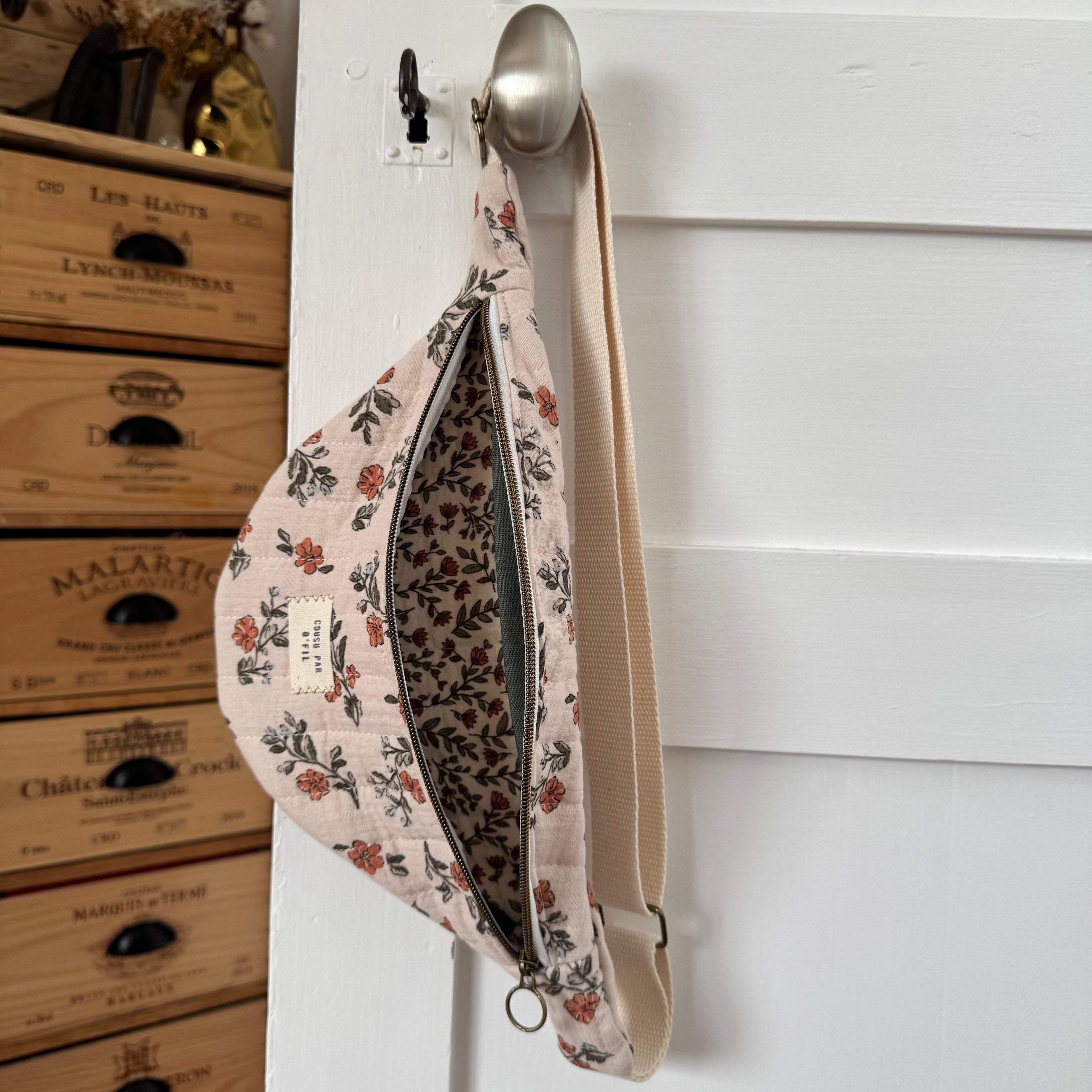 Sac banane gaze de coton matelassé grosses fleurs