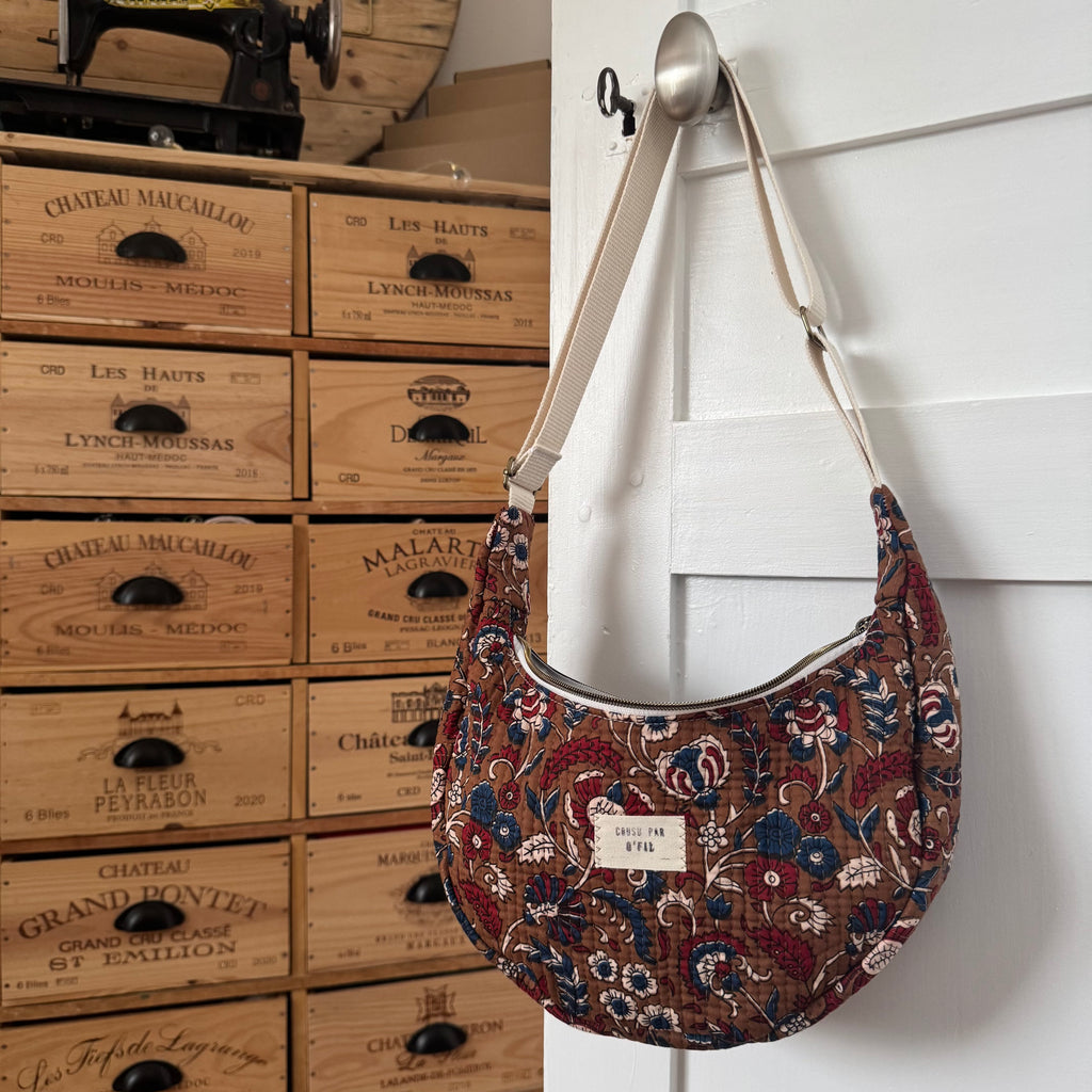 Sac demi-lune matelassé marron fleuri