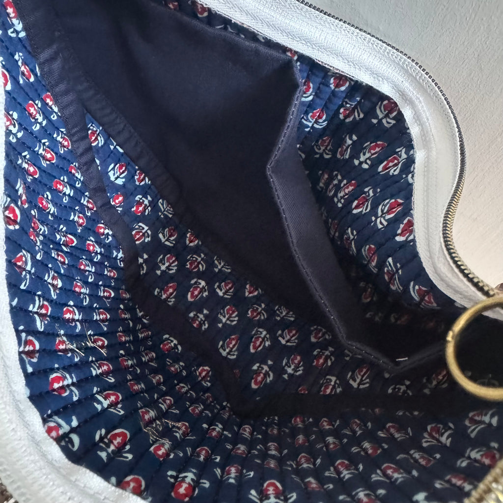 Sac demi-lune matelassé marron fleuri