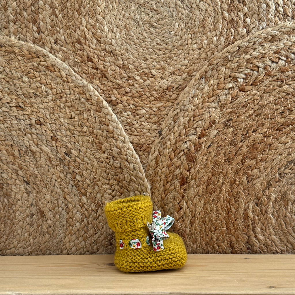 Chaussons curry à lacets fleuris