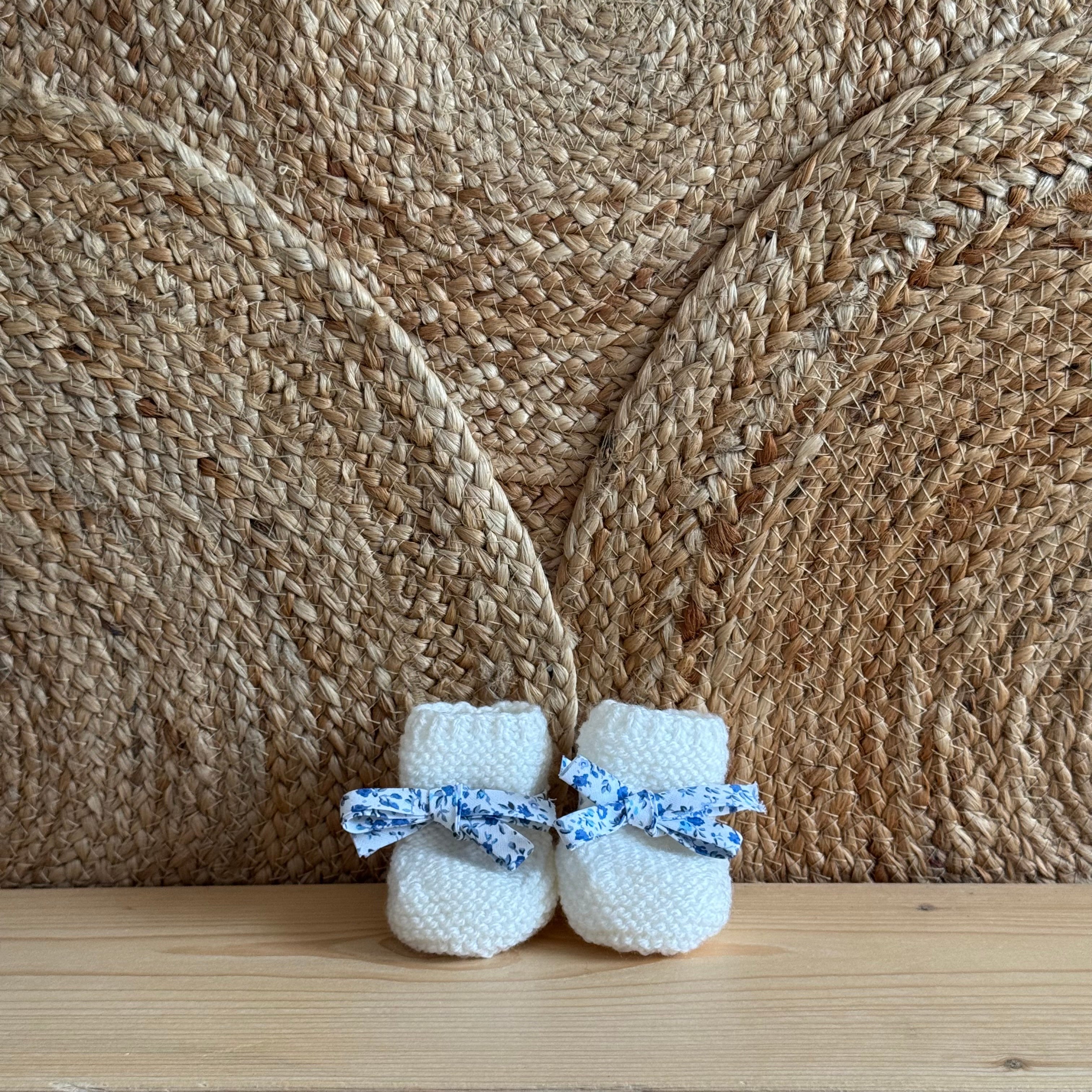 Chaussons blanc à lacets fleuris bleu