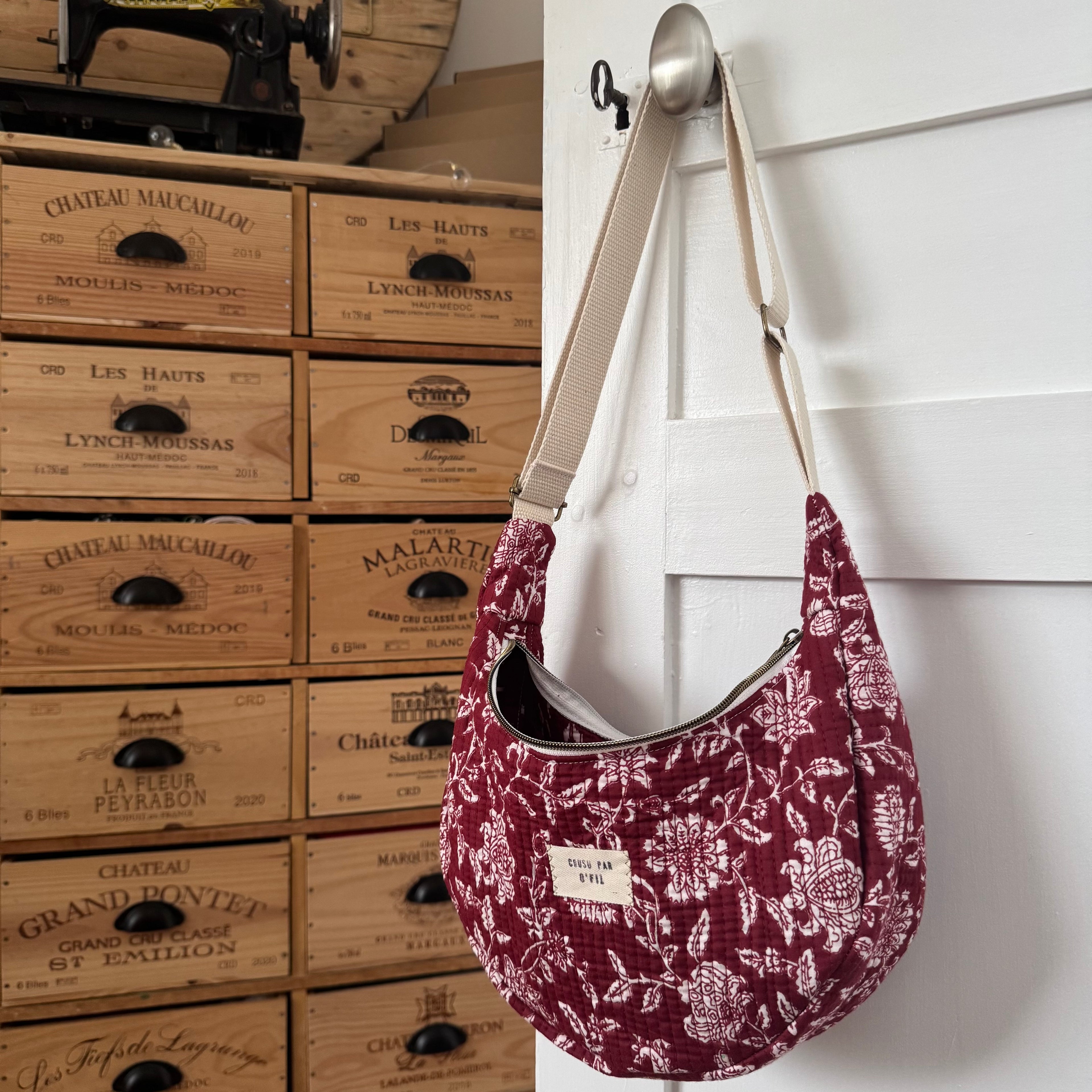Sac demi-lune matelassé bordeaux