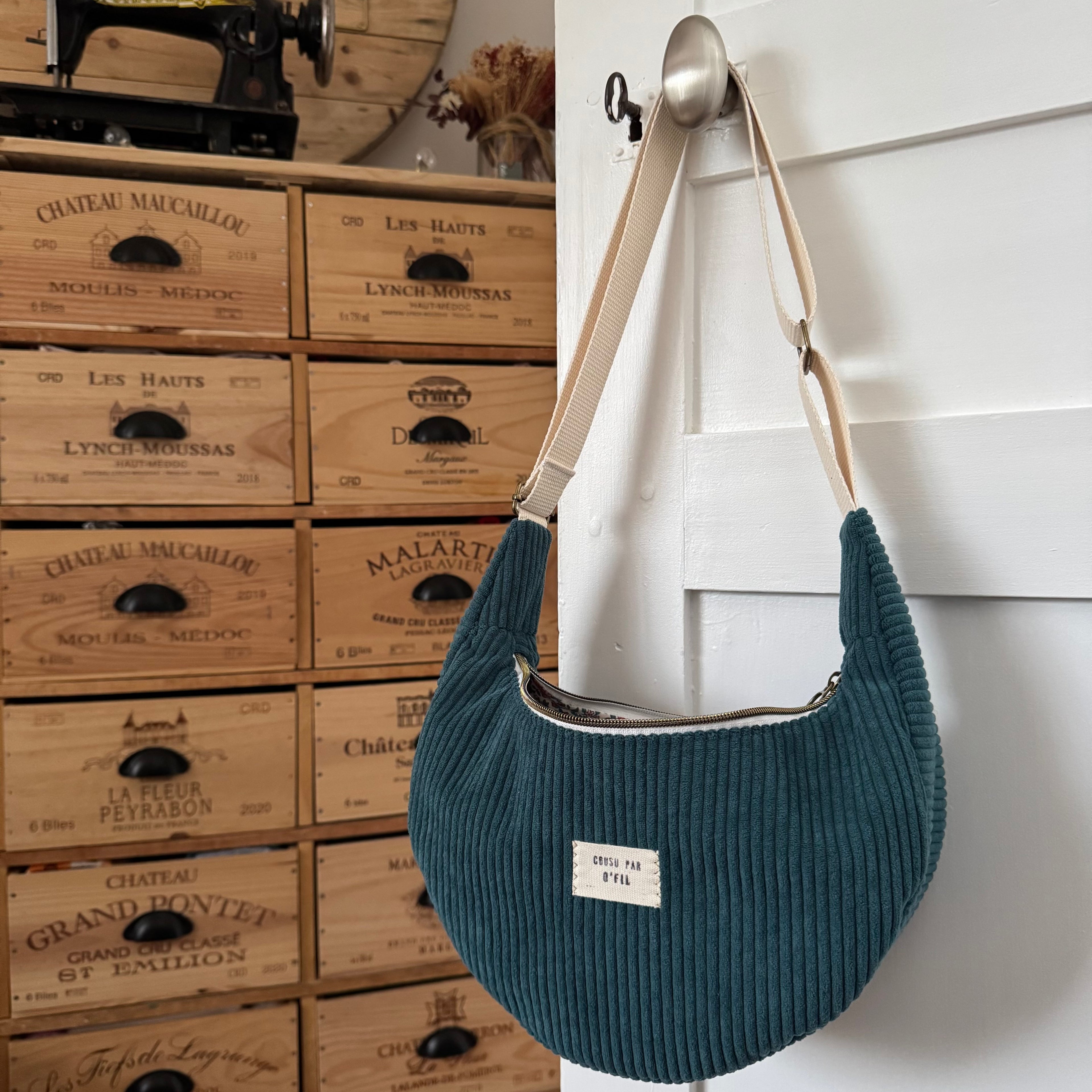 Sac demi-lune velours bleu canard / fleuri