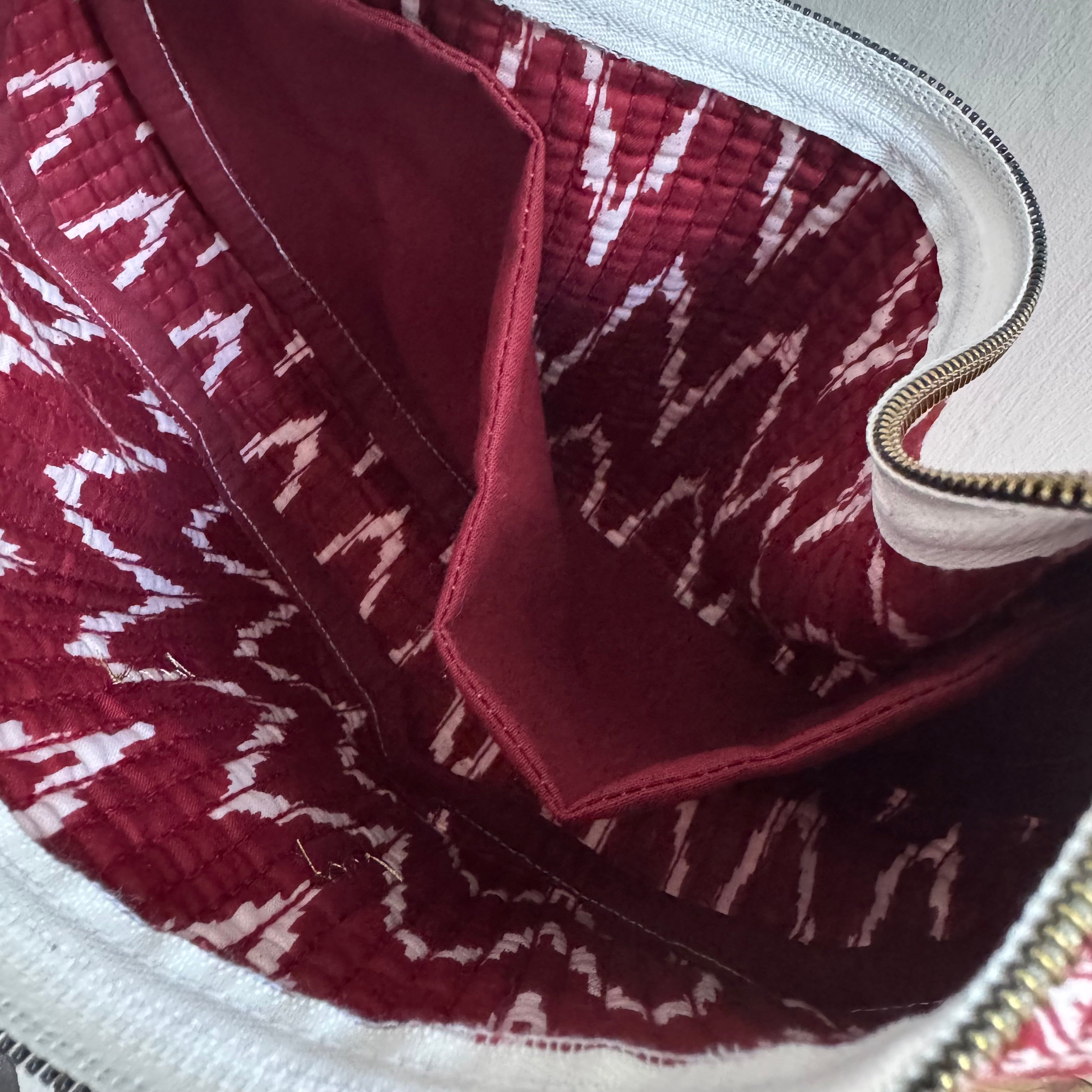 Sac demi-lune matelassé bordeaux