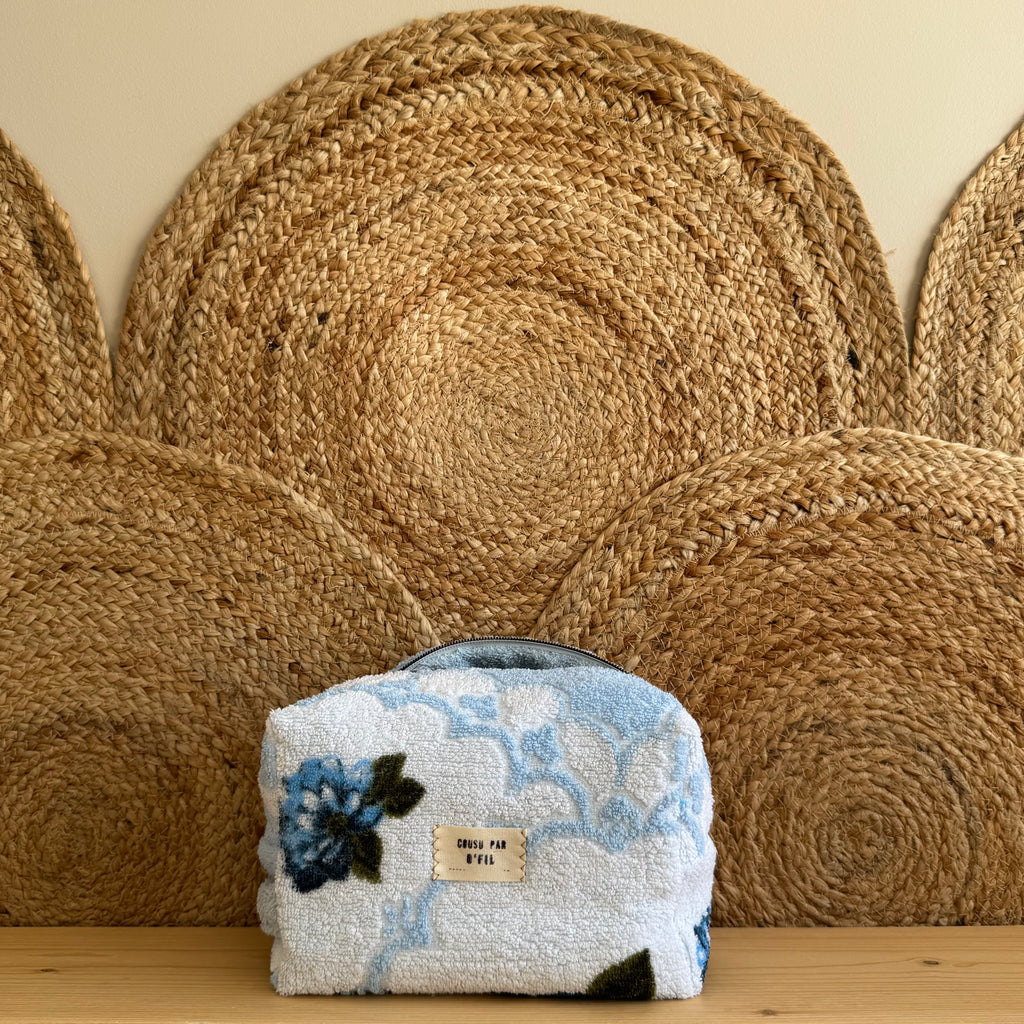 Trousse de toilette vintage fleurie / bleu ciel