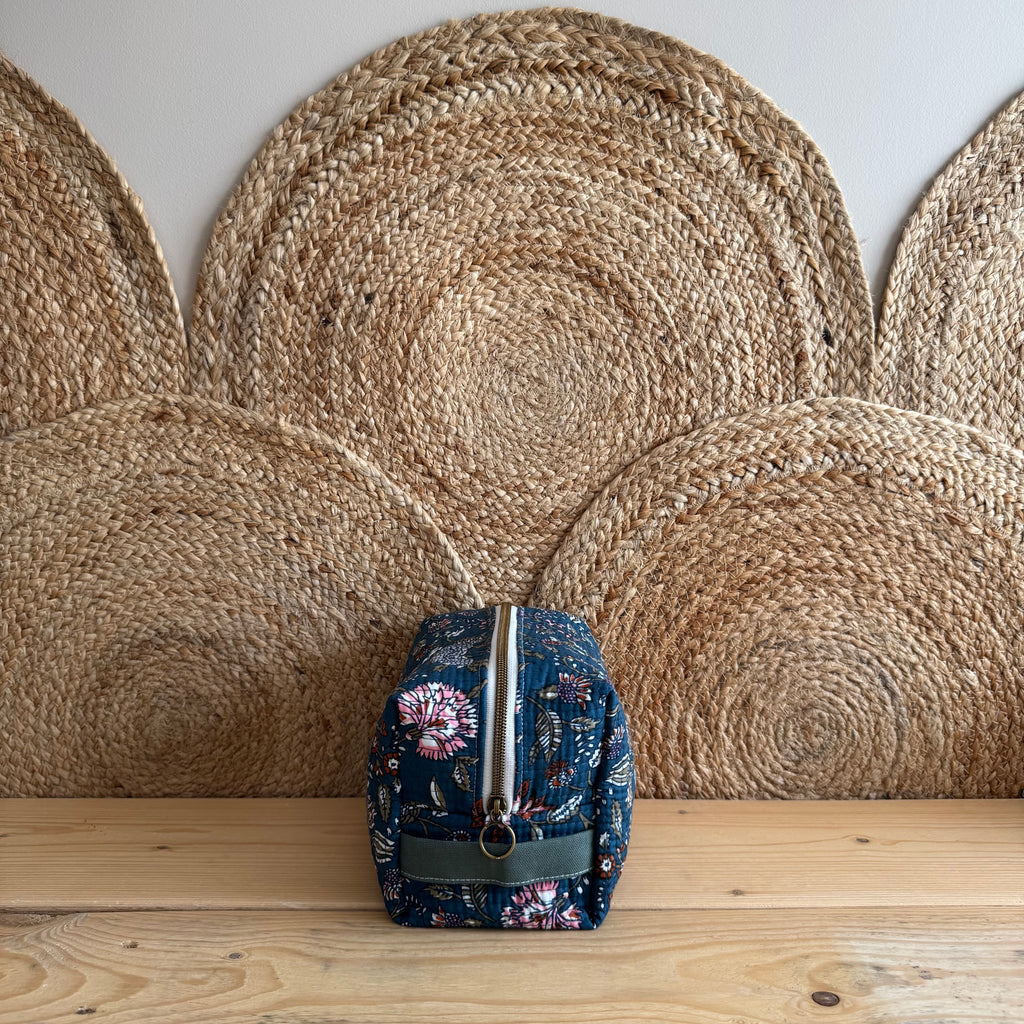 Trousse de toilette matelassé bleu canard petites fleurs