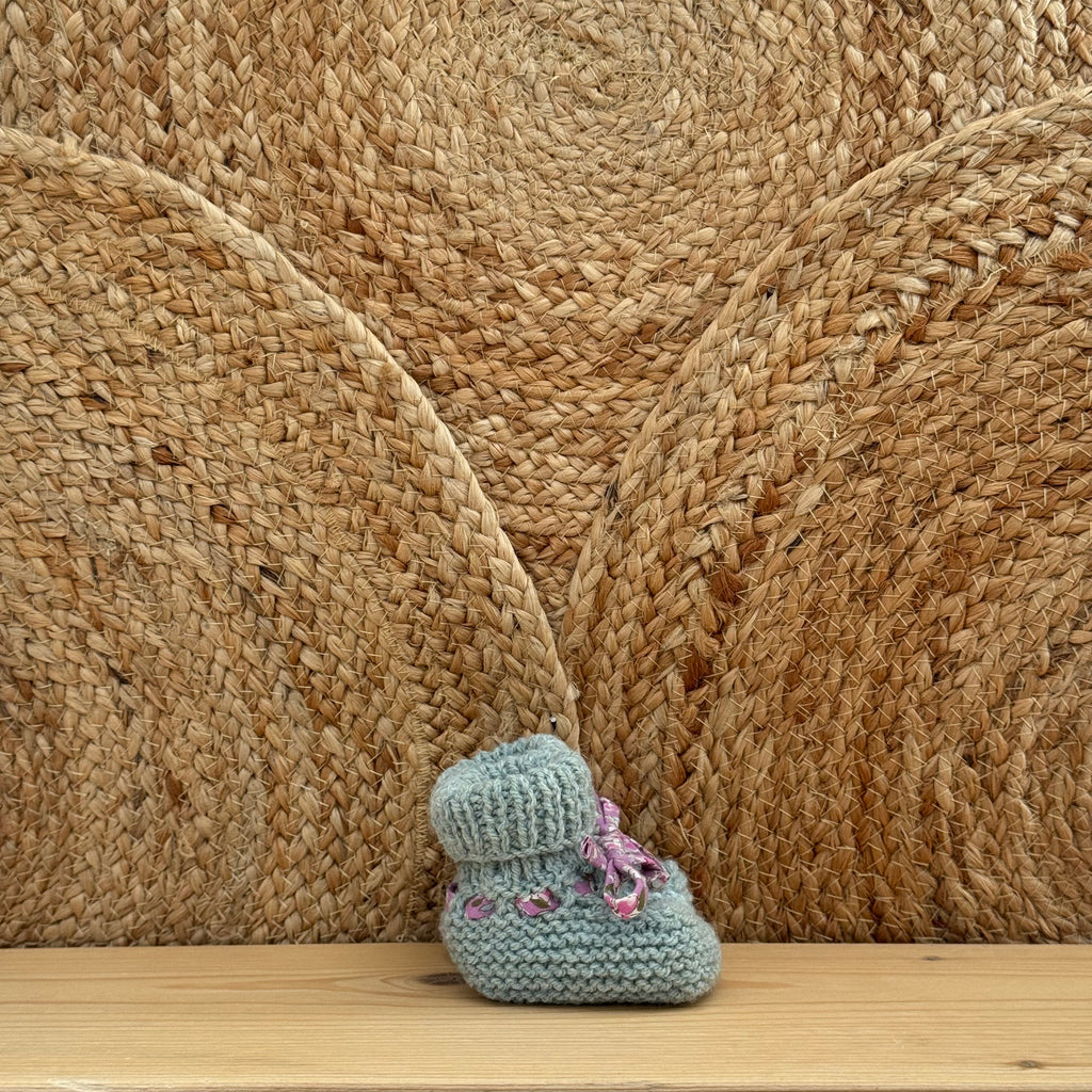 Chaussons céladon à lacets fleuris