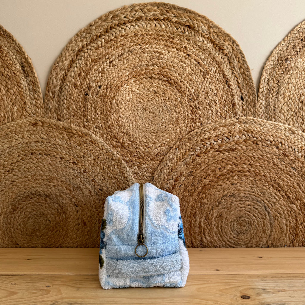 Trousse de toilette vintage fleurie / bleu ciel