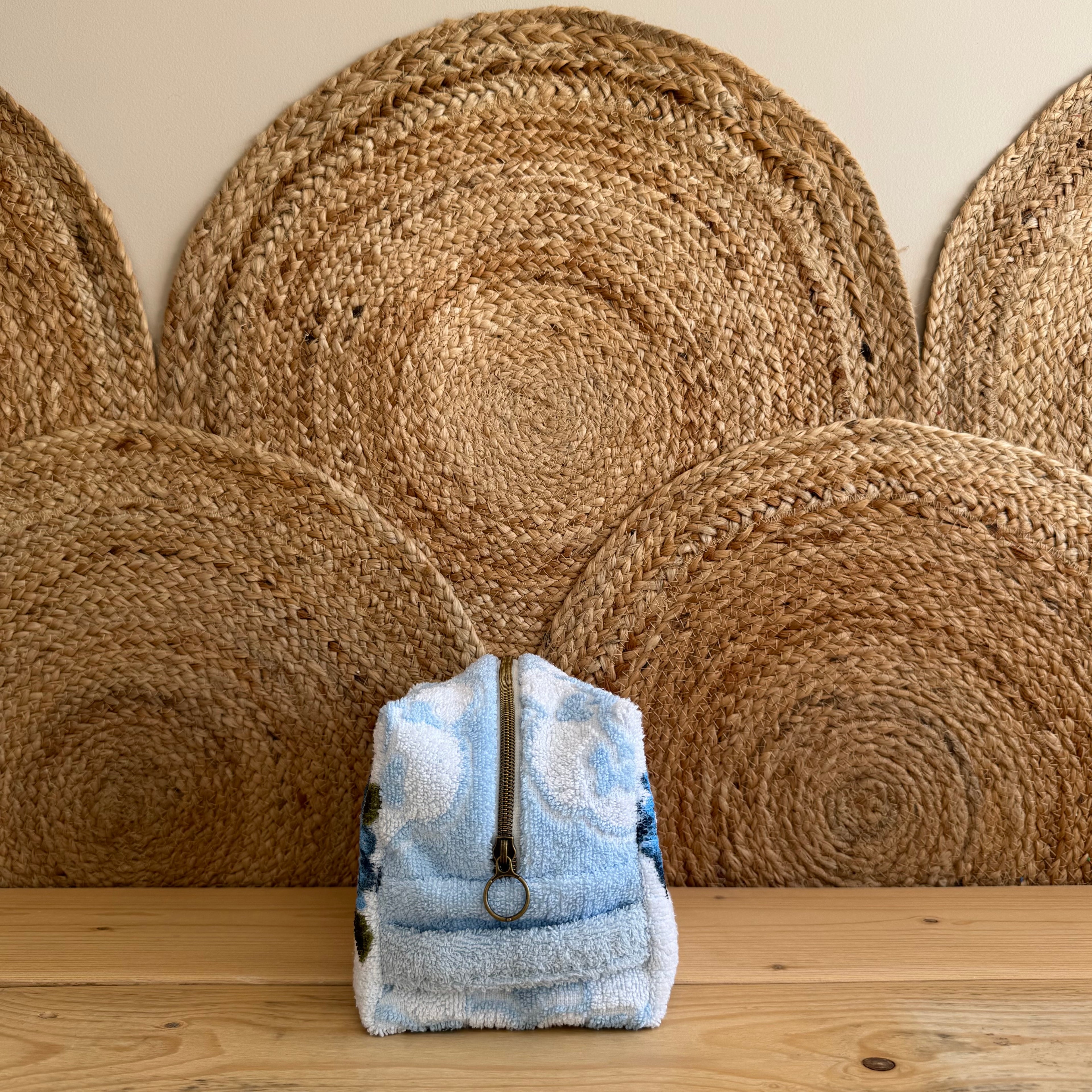 Trousse de toilette vintage fleurie / bleu ciel