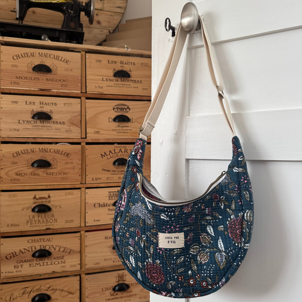 Sac demi-lune matelassé bleu canard petites fleurs