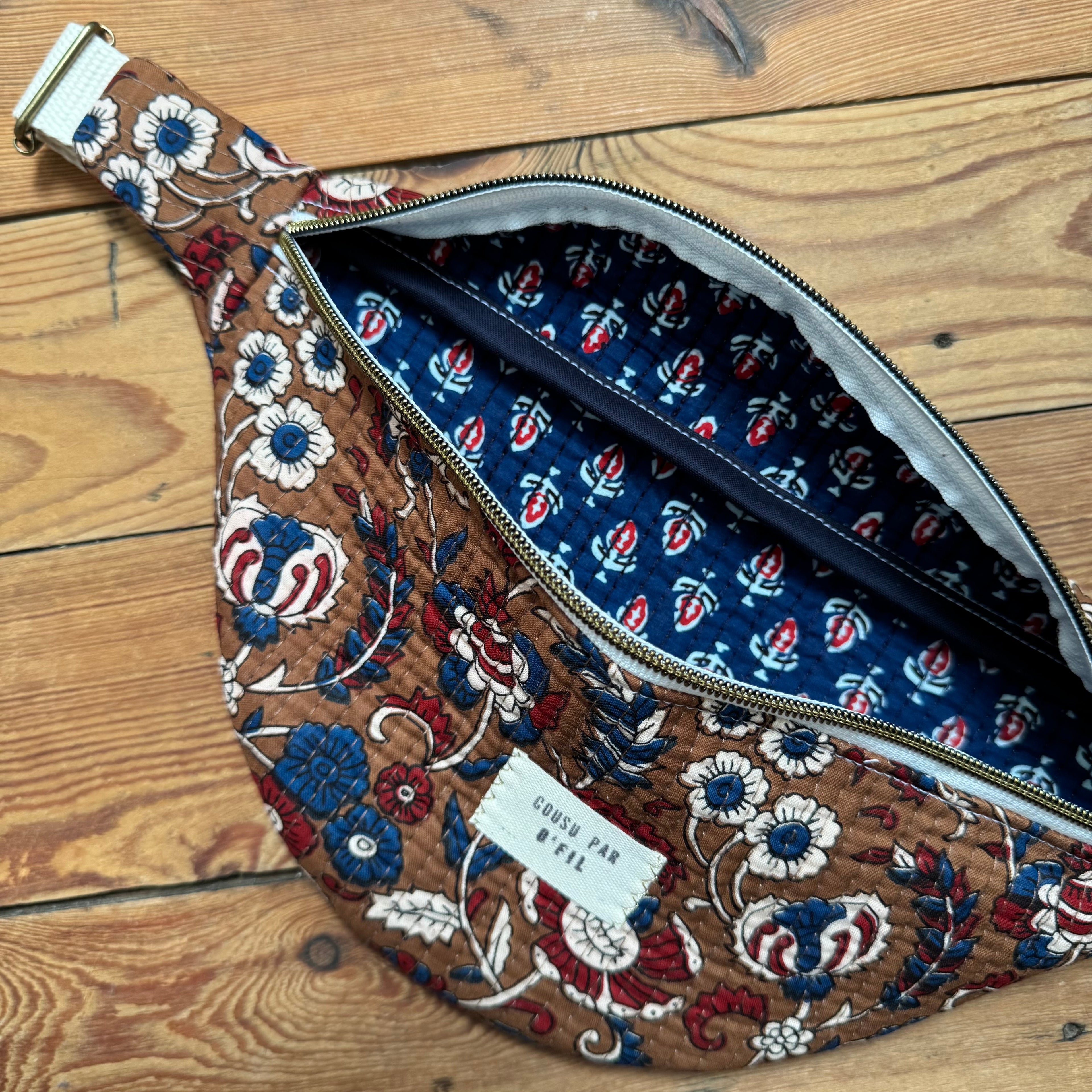 Sac banane matelassé marron fleuri