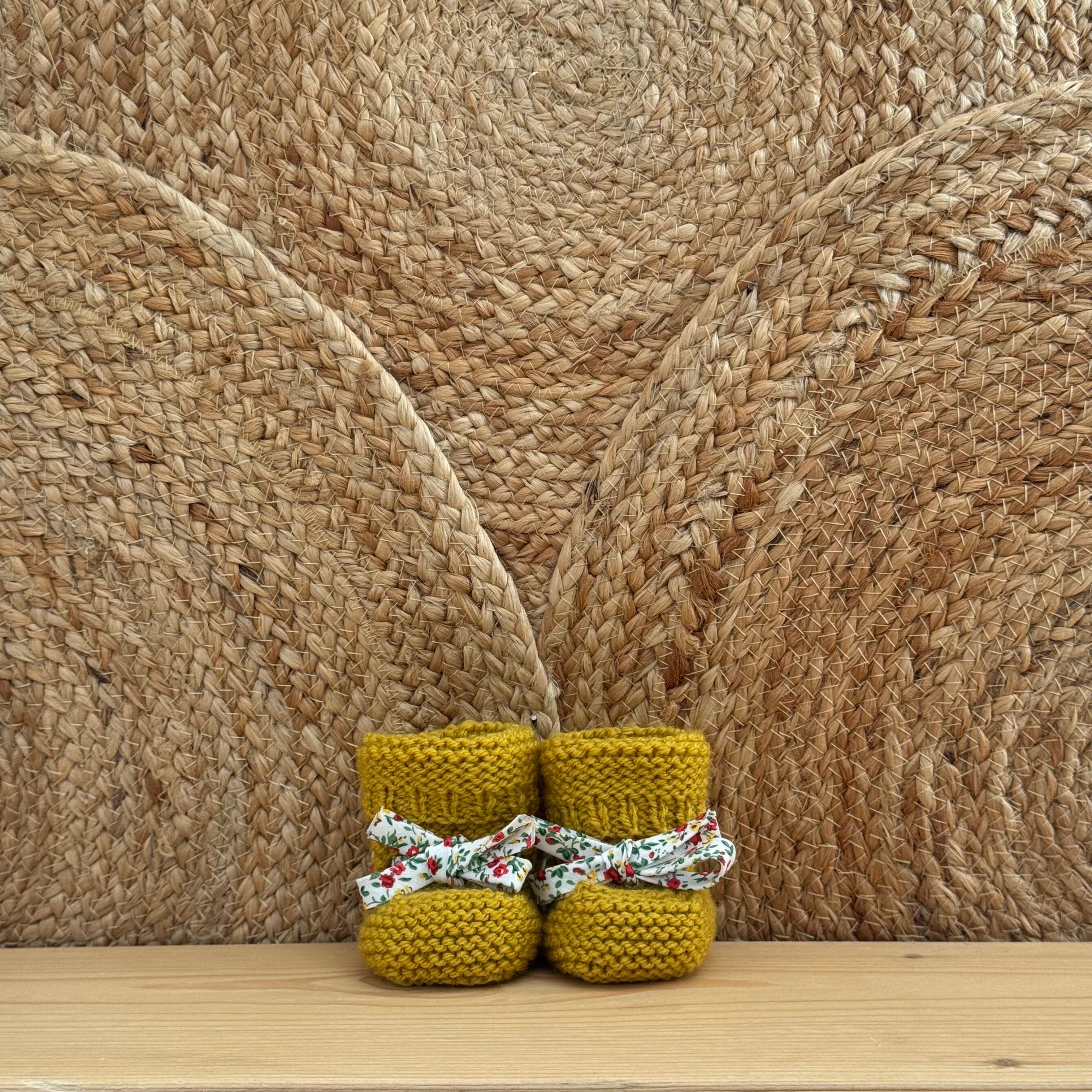 Chaussons curry à lacets fleuris