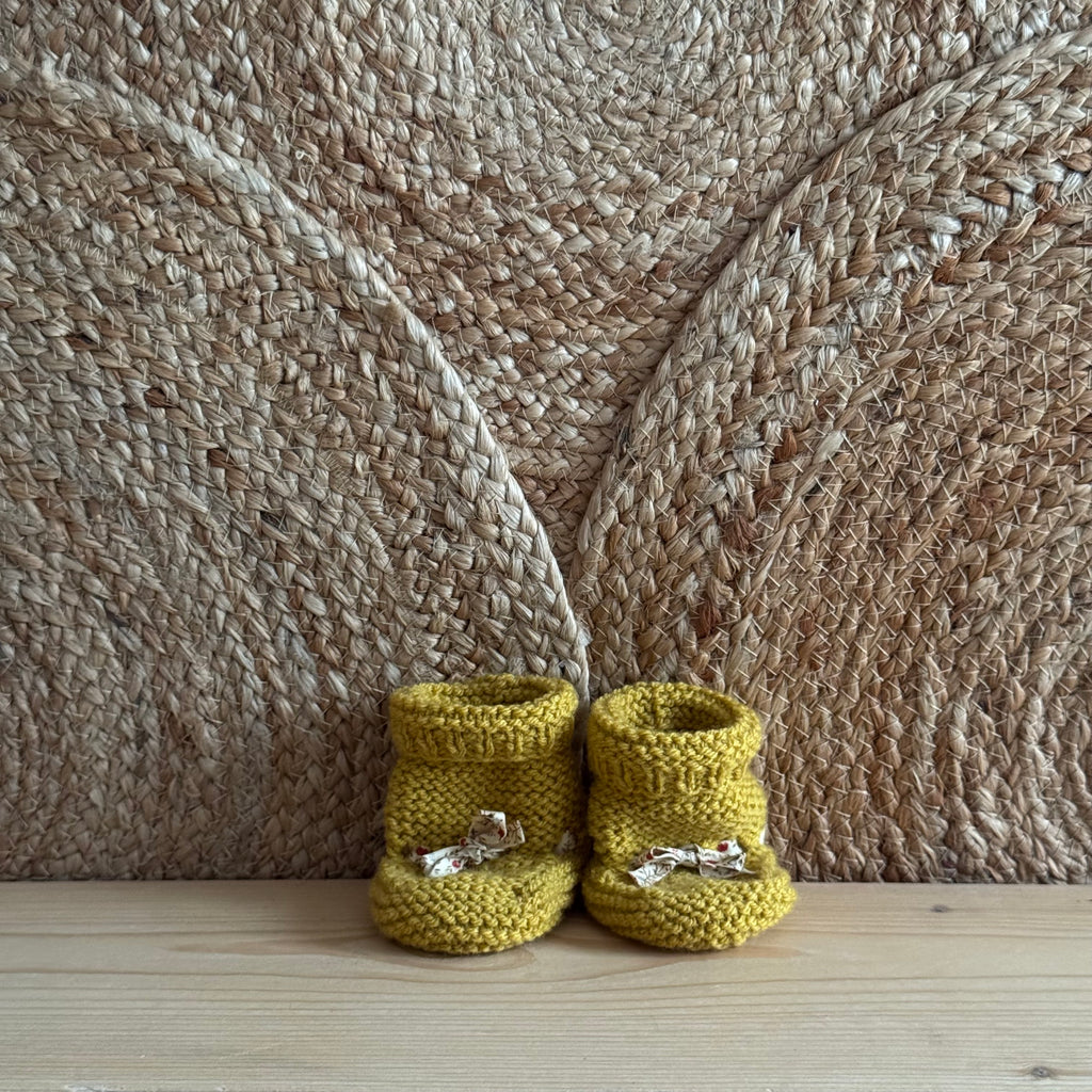 Chaussons moutarde à lacets fleuris